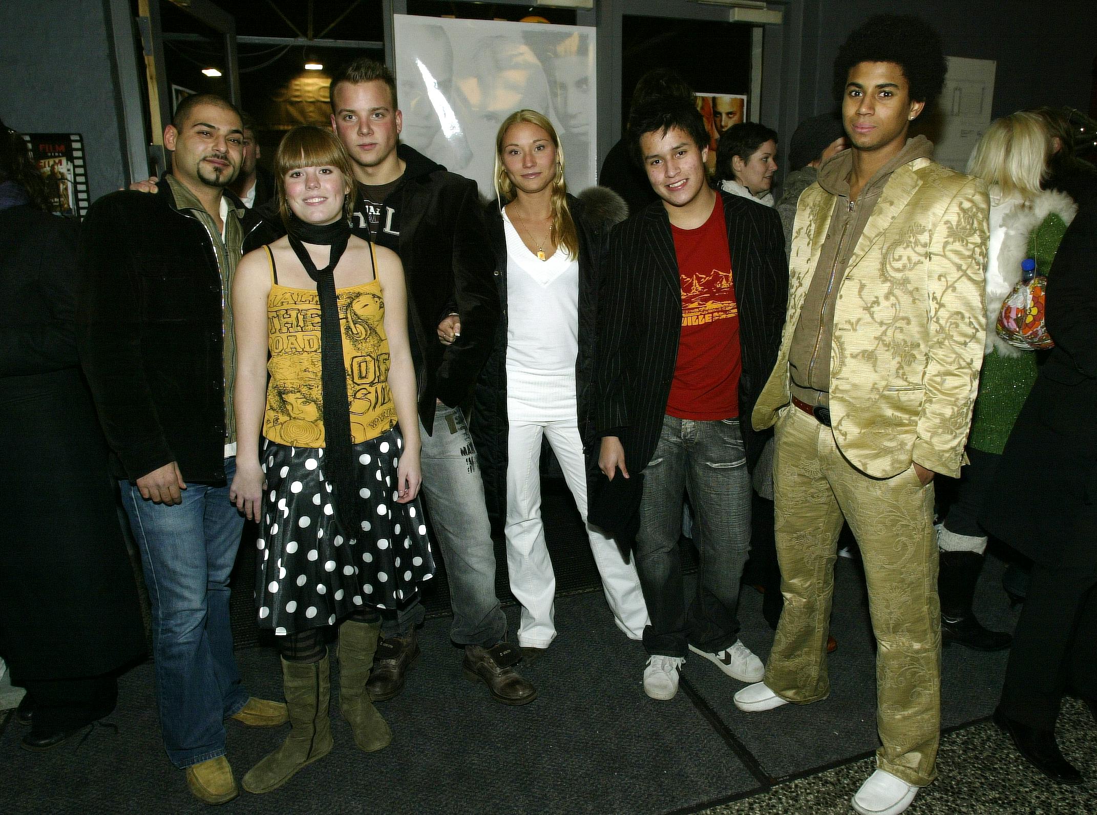 Stephanie León var i en årrække primært kendt for ungdomsdramaer som "Råzone" og "Bagland". Her ses hun med de øvrige skuespillere fra sidstnævnte.