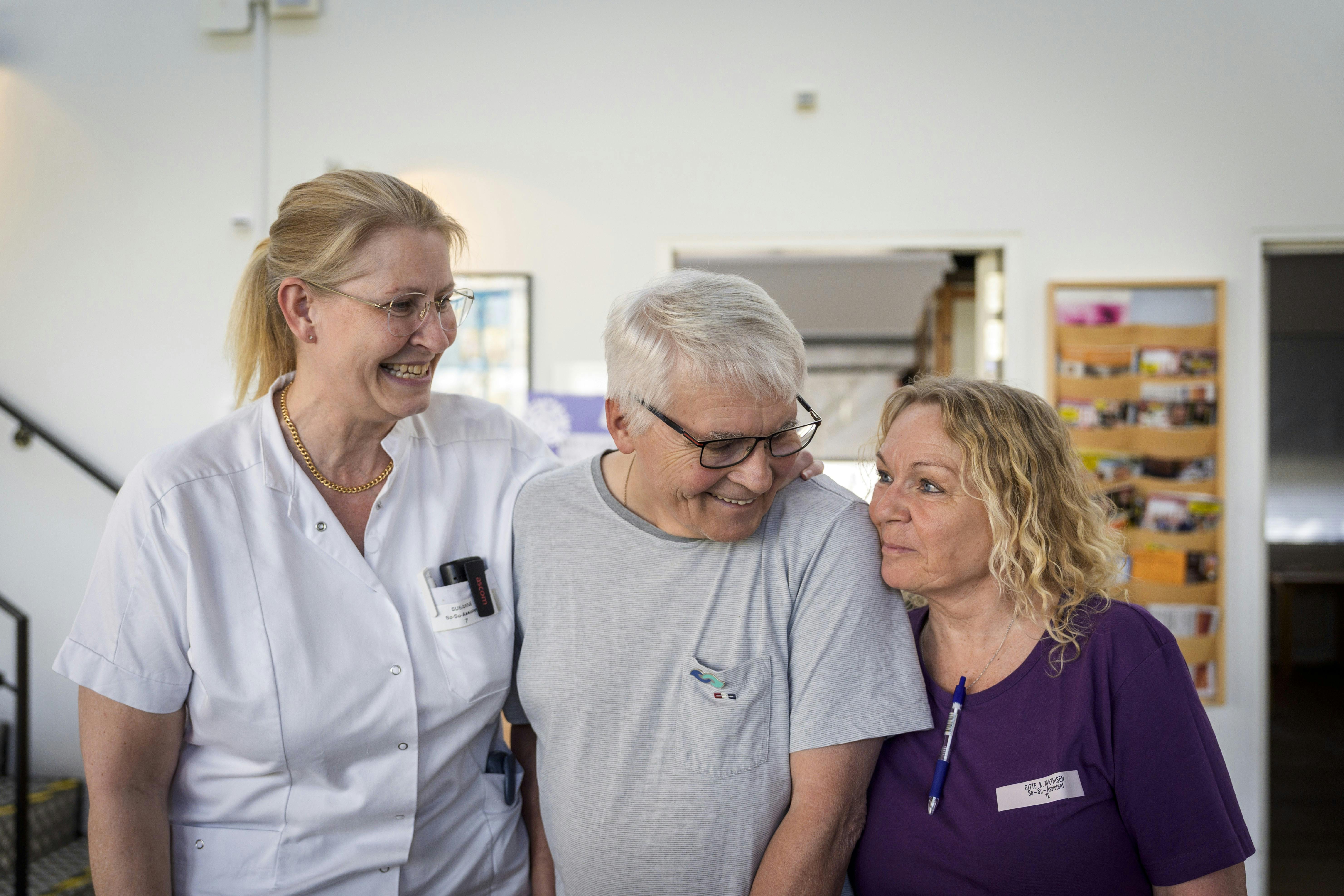 Susanne og Gitte er ansat på det dagcenter for demensramte, som Ejner gæster to gange ugentligt, og gensynsglæden er lige stor hver gang.