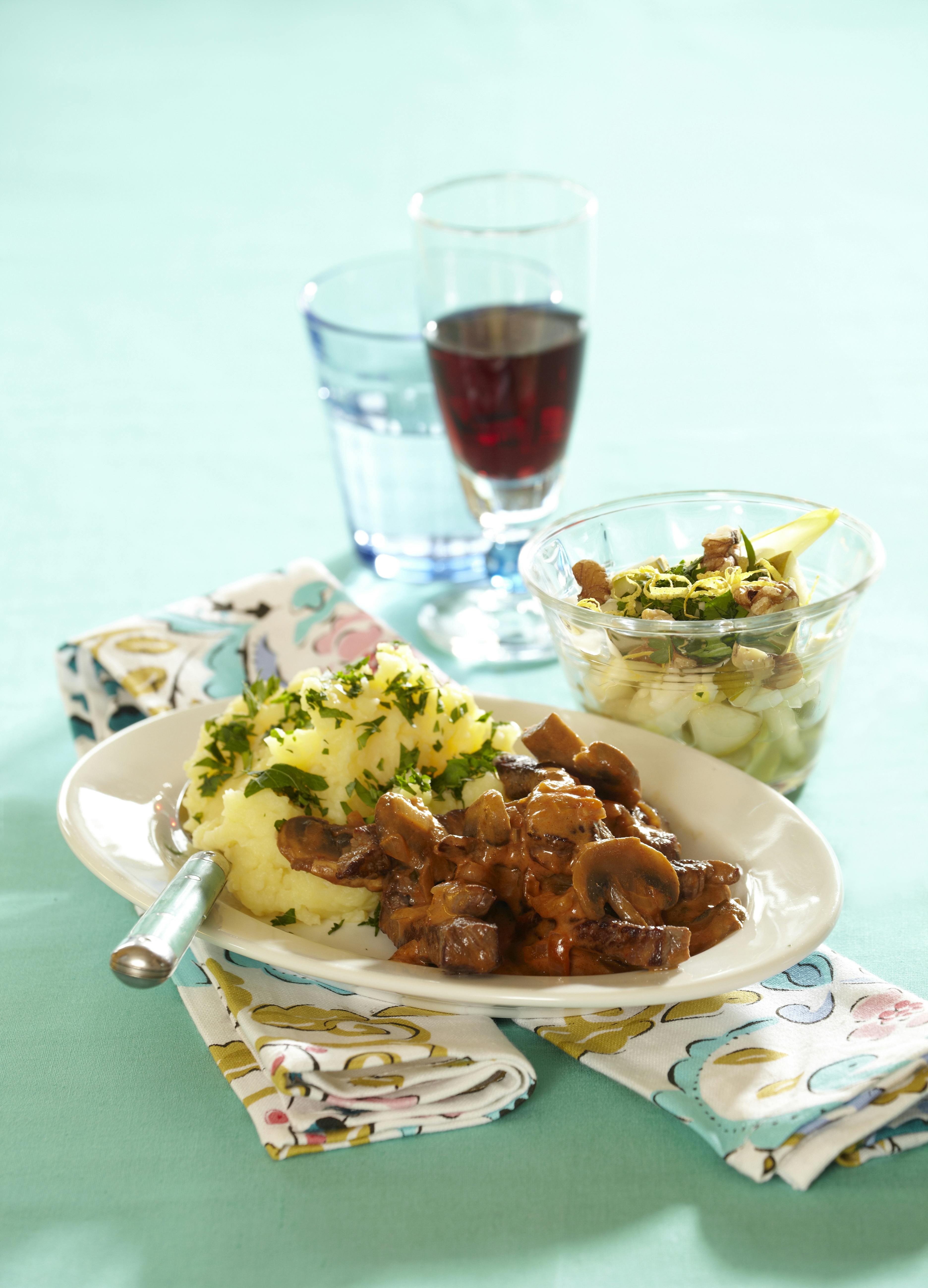 Ægte bøf stroganoff og vintersalat
