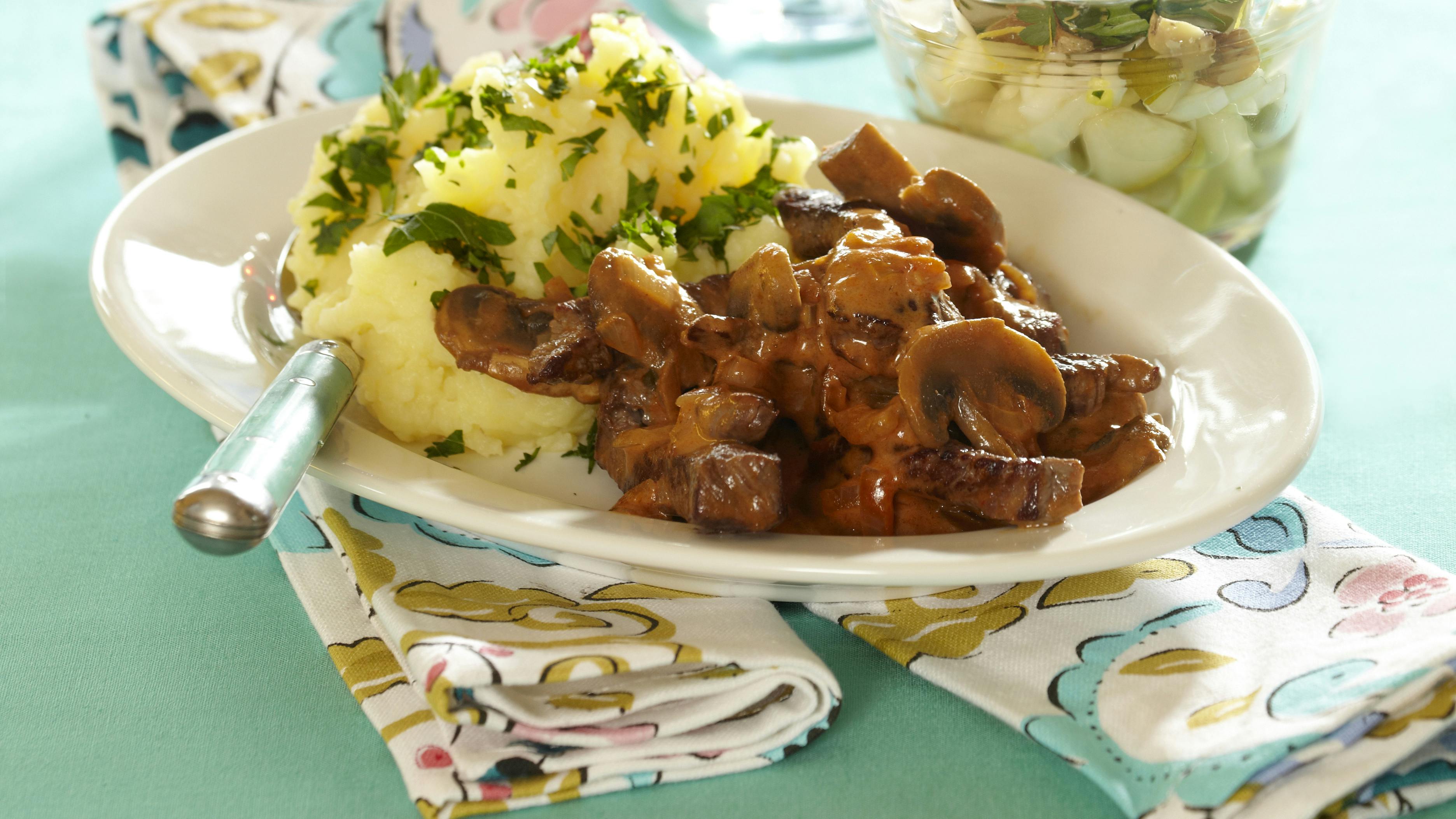 Ægte bøf stroganoff og vintersalat
