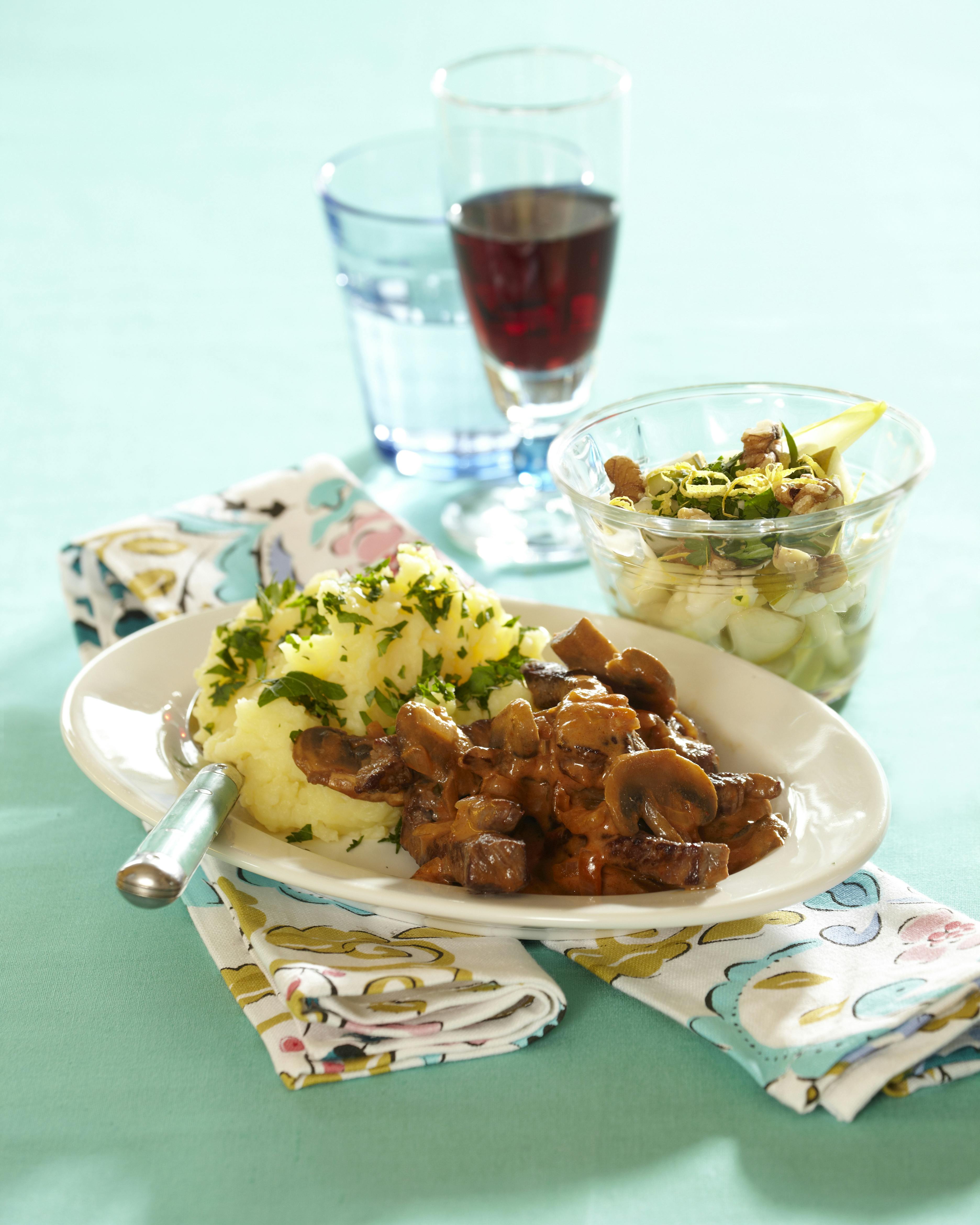 Ægte bøf stroganoff og vintersalat