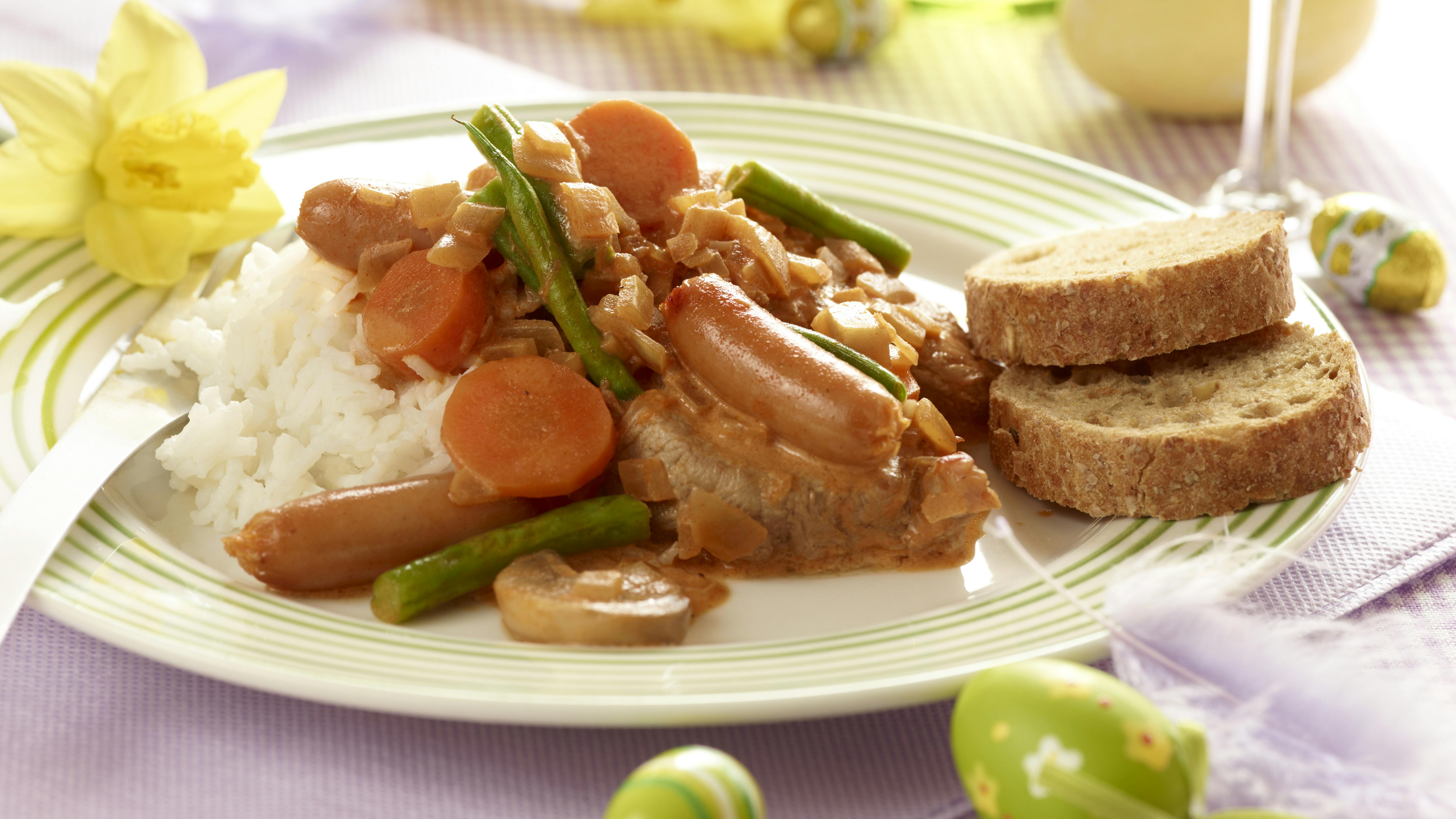 Mørbradgryde med grønne bønner og cocktailpølser