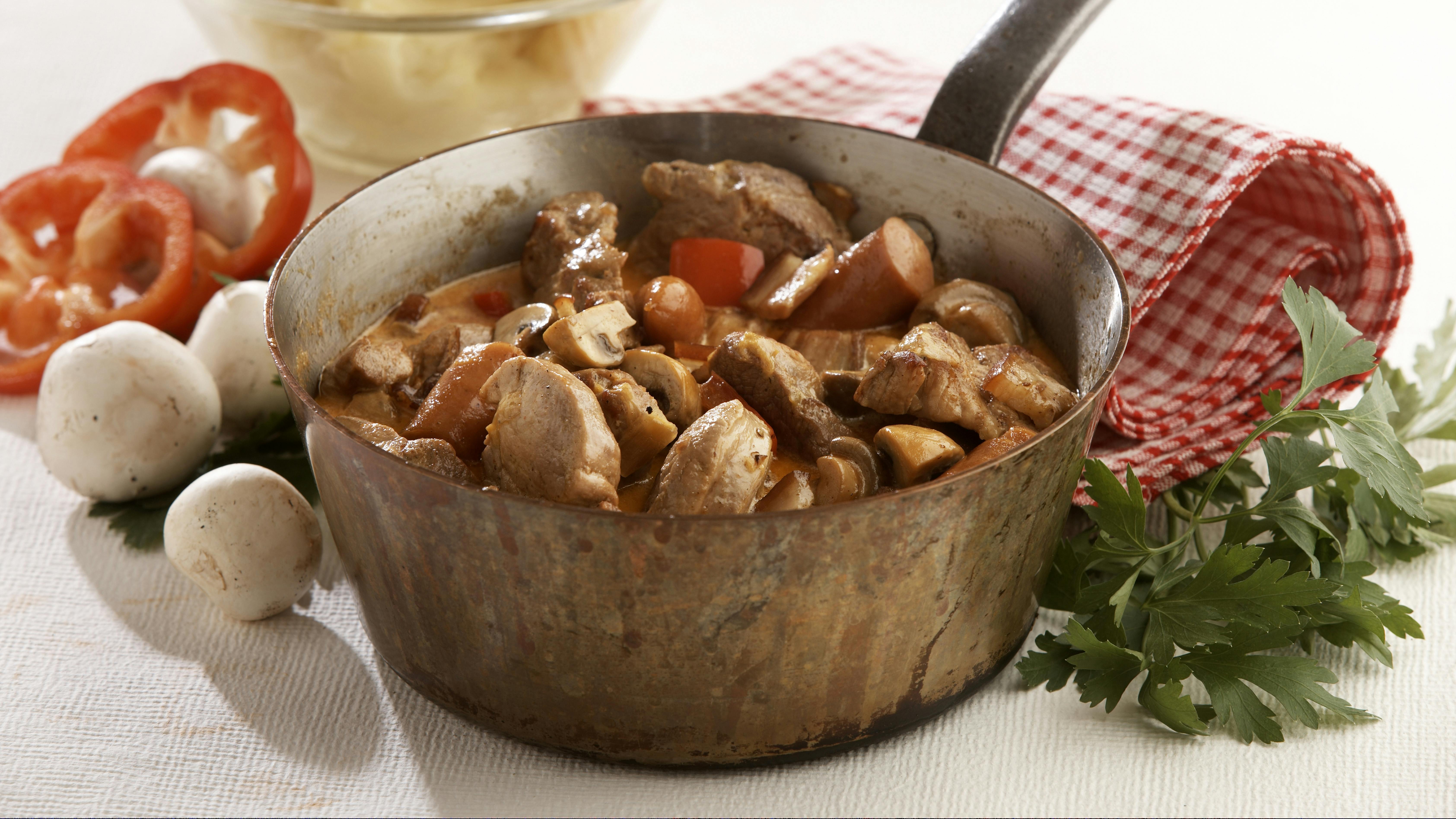 Mørbradgryde med paprika, bacon og wienerpølser