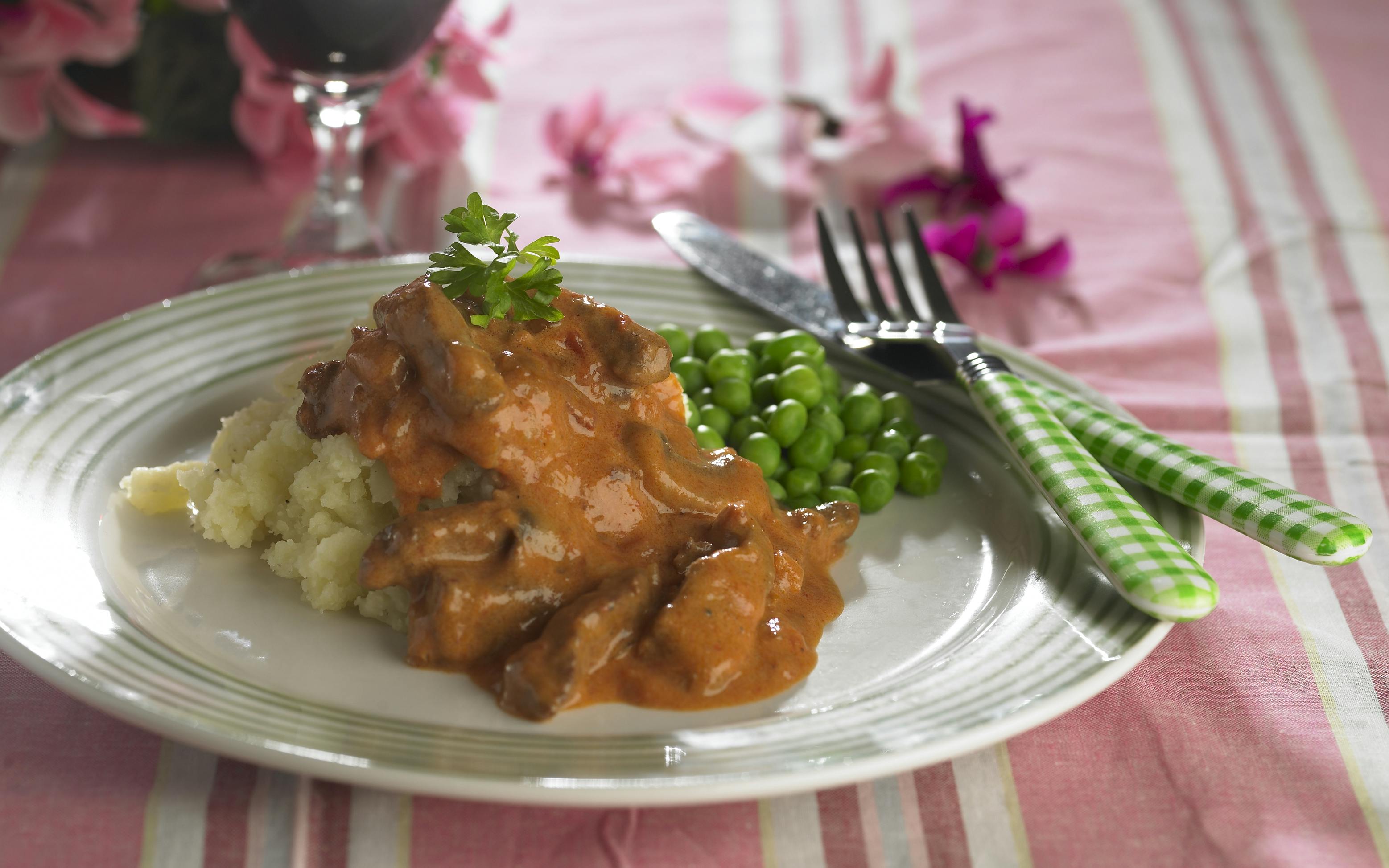 Bøf stroganoff med okseinderlår og bacon