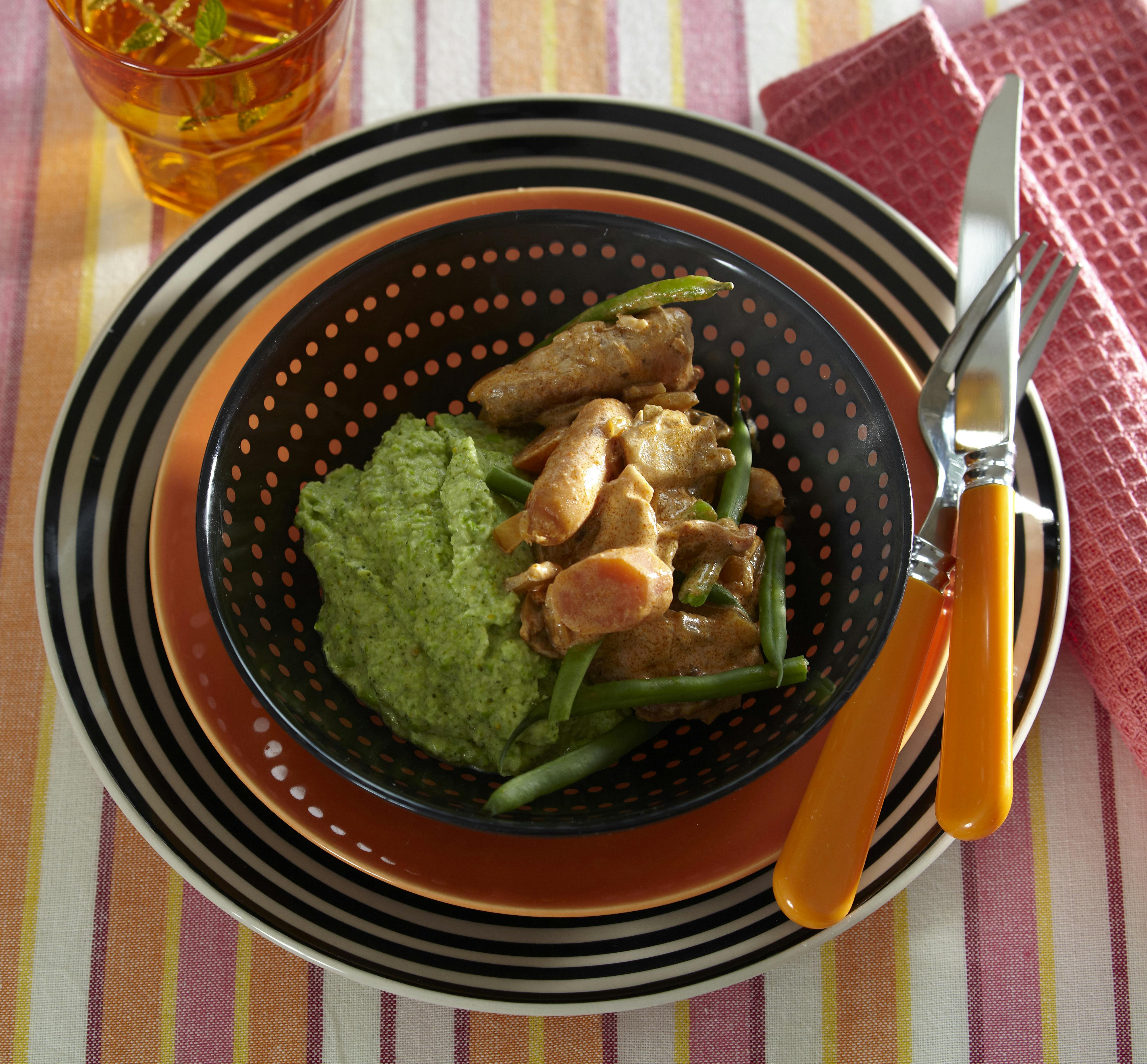 Lavkarbo mørbradgryde med grøn mos på broccoli og ærter