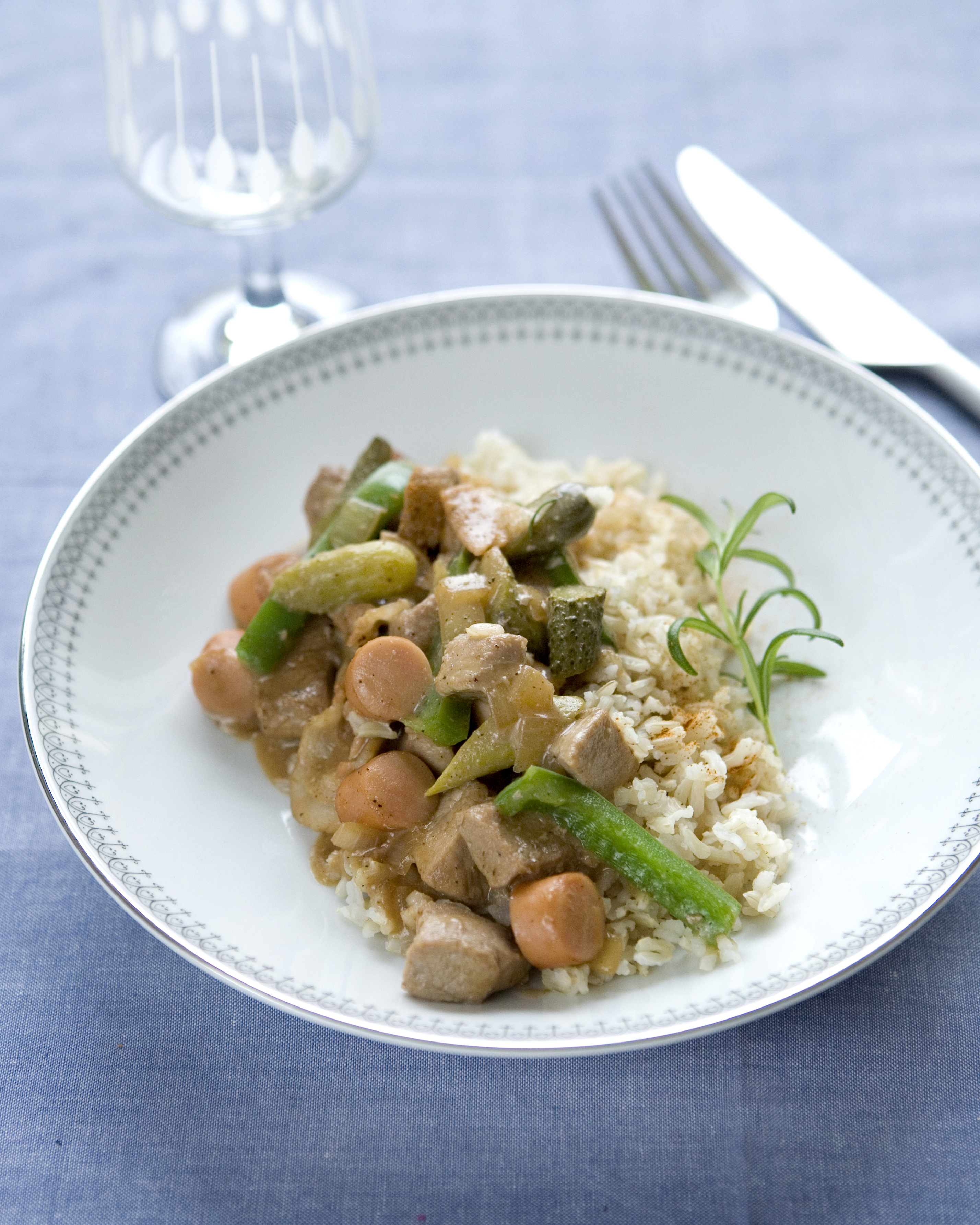 Mørbradgryde med cornichoner og perleløg