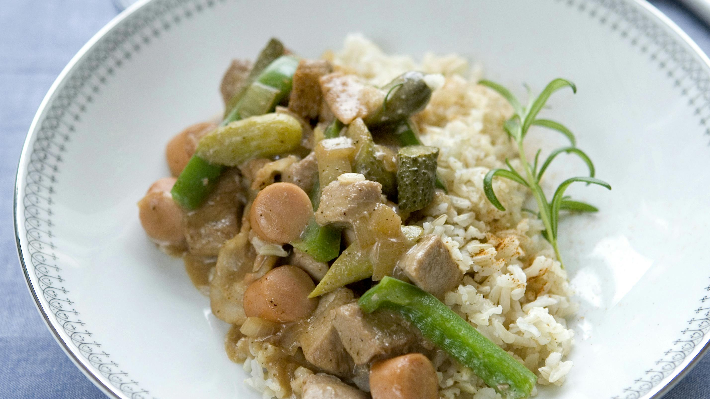 Mørbradgryde med cornichoner og perleløg