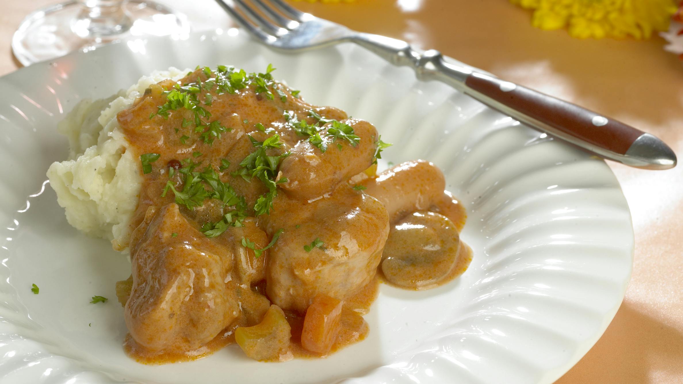 Klassisk mørbradgryde med cocktailpølser