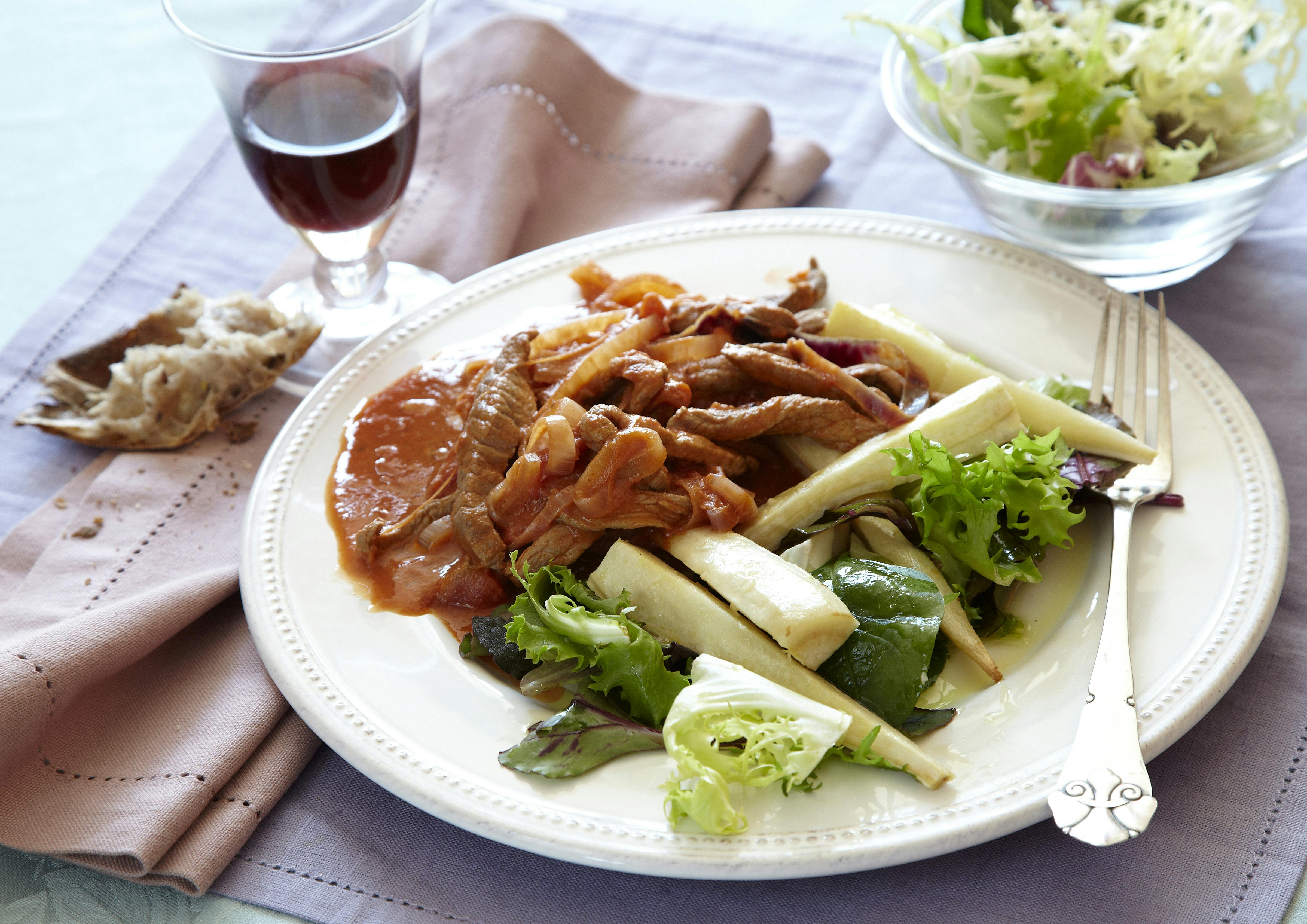 Bøf stroganoff med kalvelårtunge og bagte rodfrugter