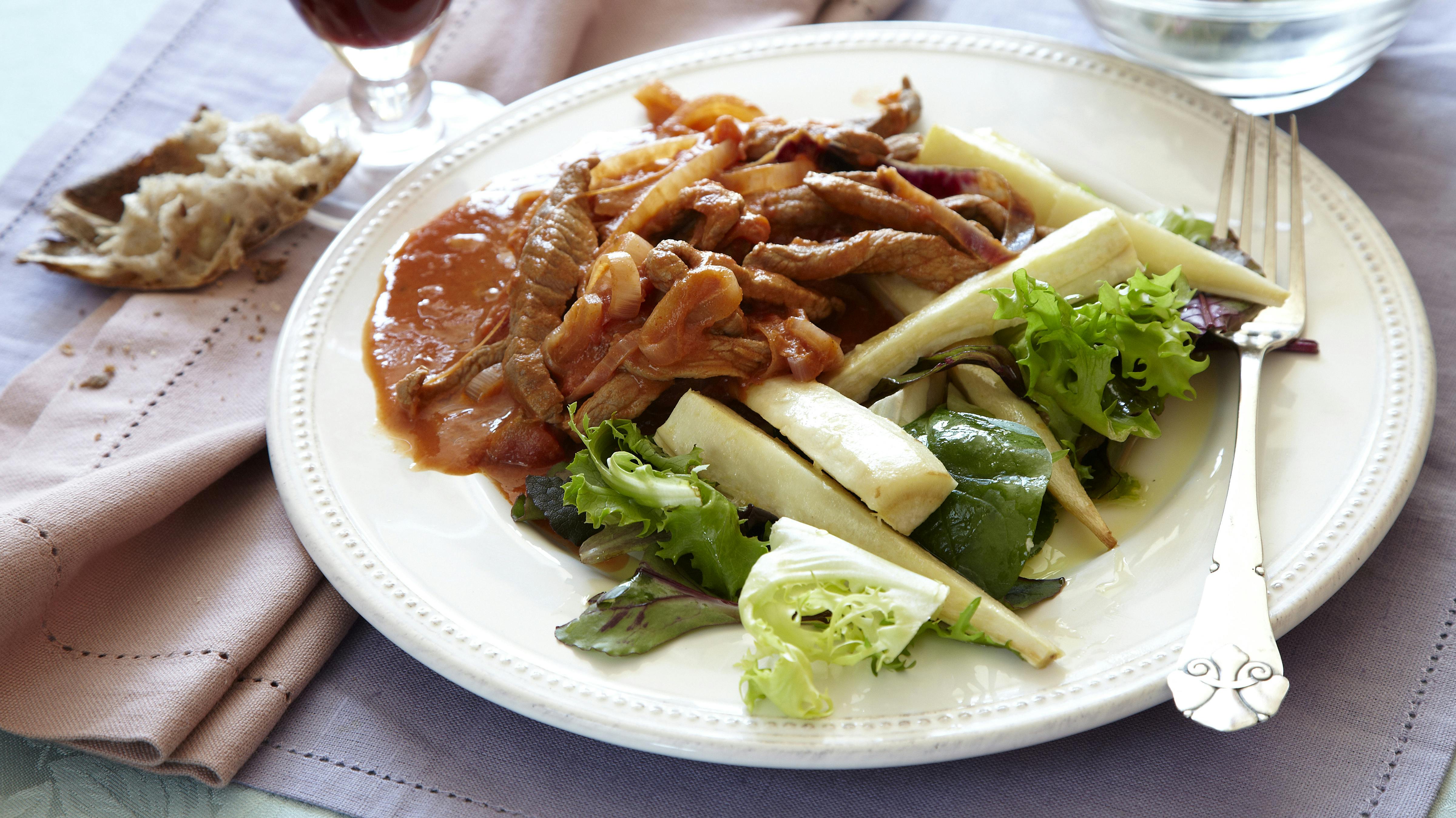 Bøf stroganoff med kalvelårtunge og bagte rodfrugter