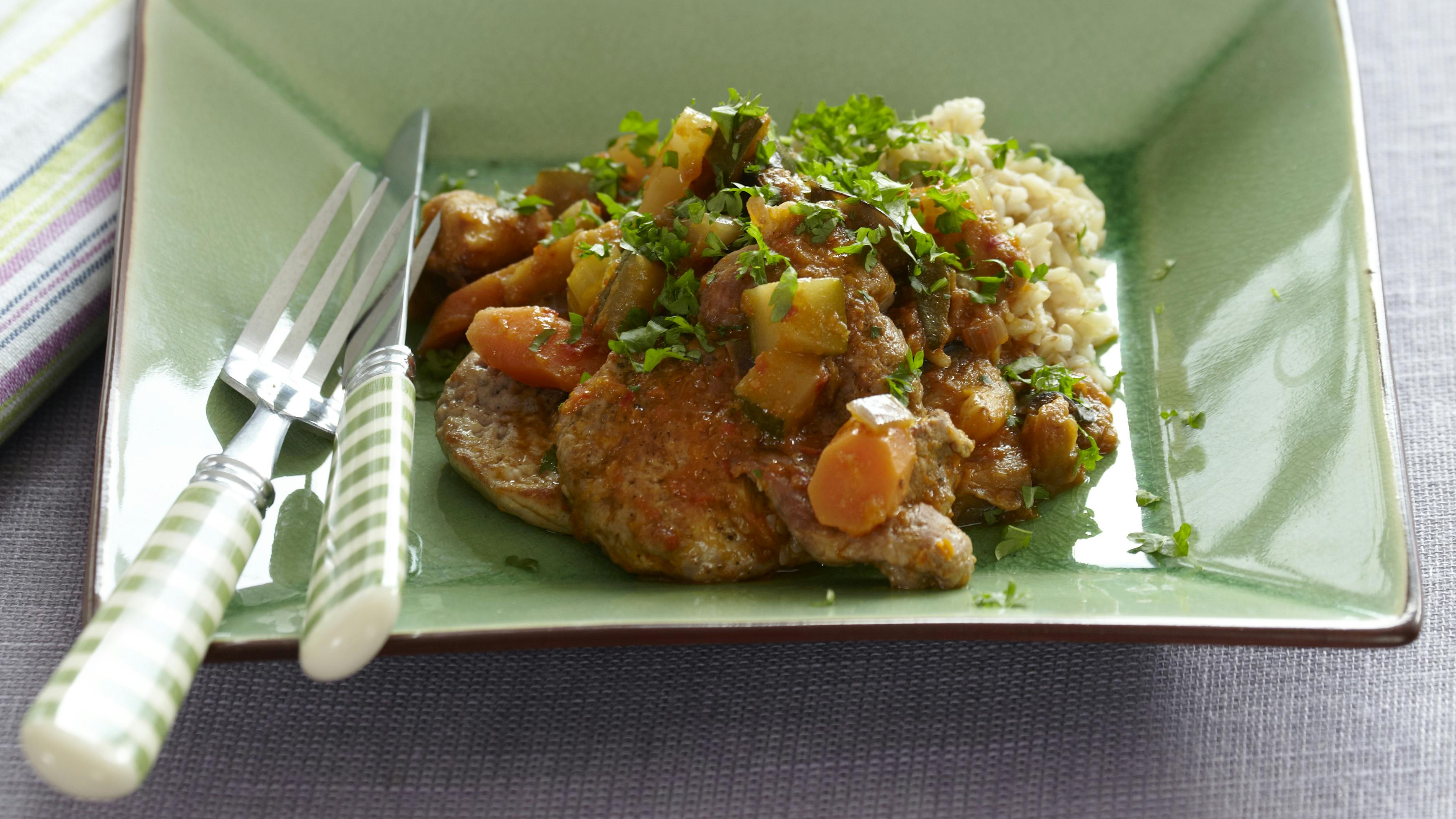 Mørbradgryde med auberginer serveret med ris