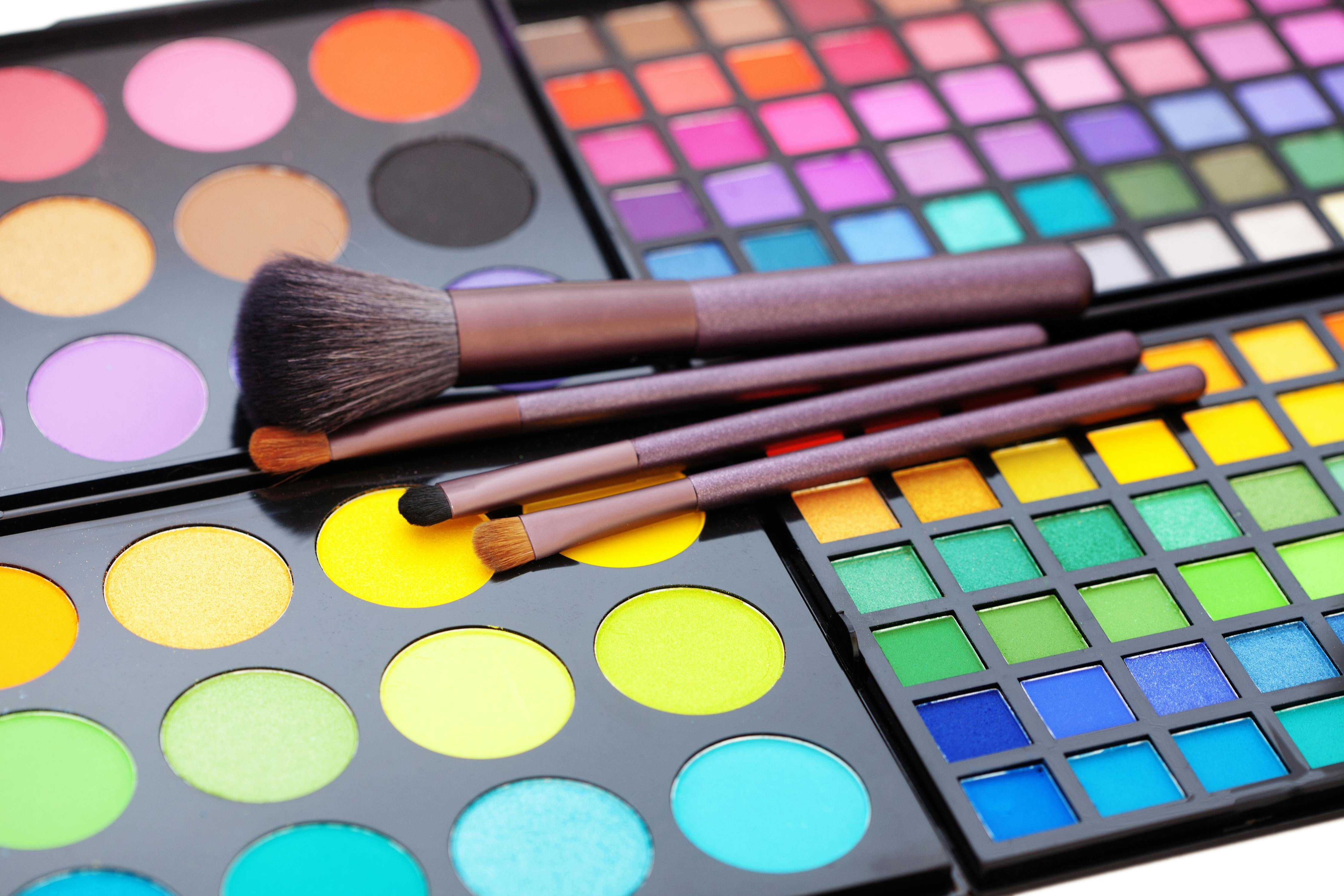 øjenskygge i blå, gul og andre pang-farver som i 80'erne