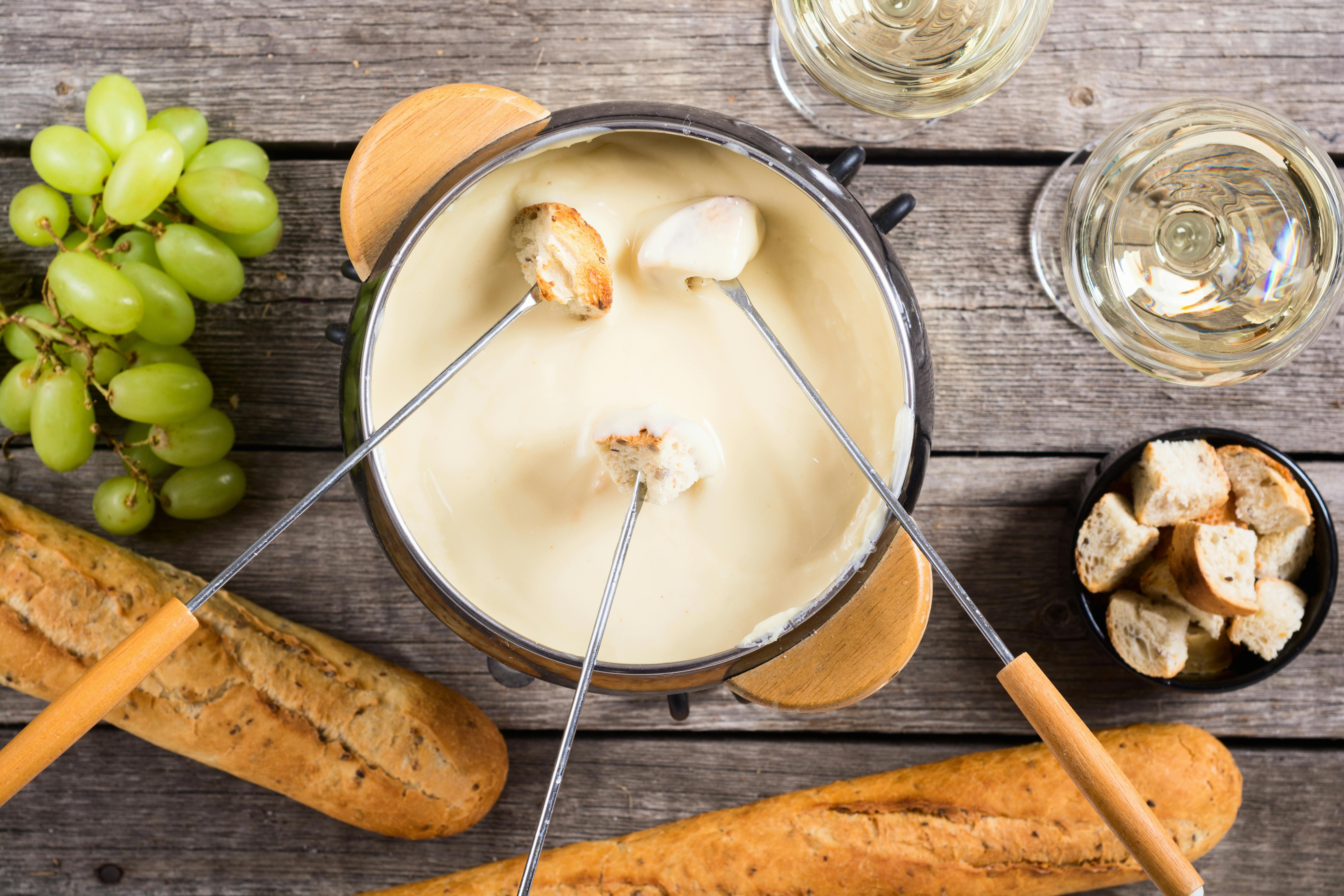 Oste-fondue med brød og vin