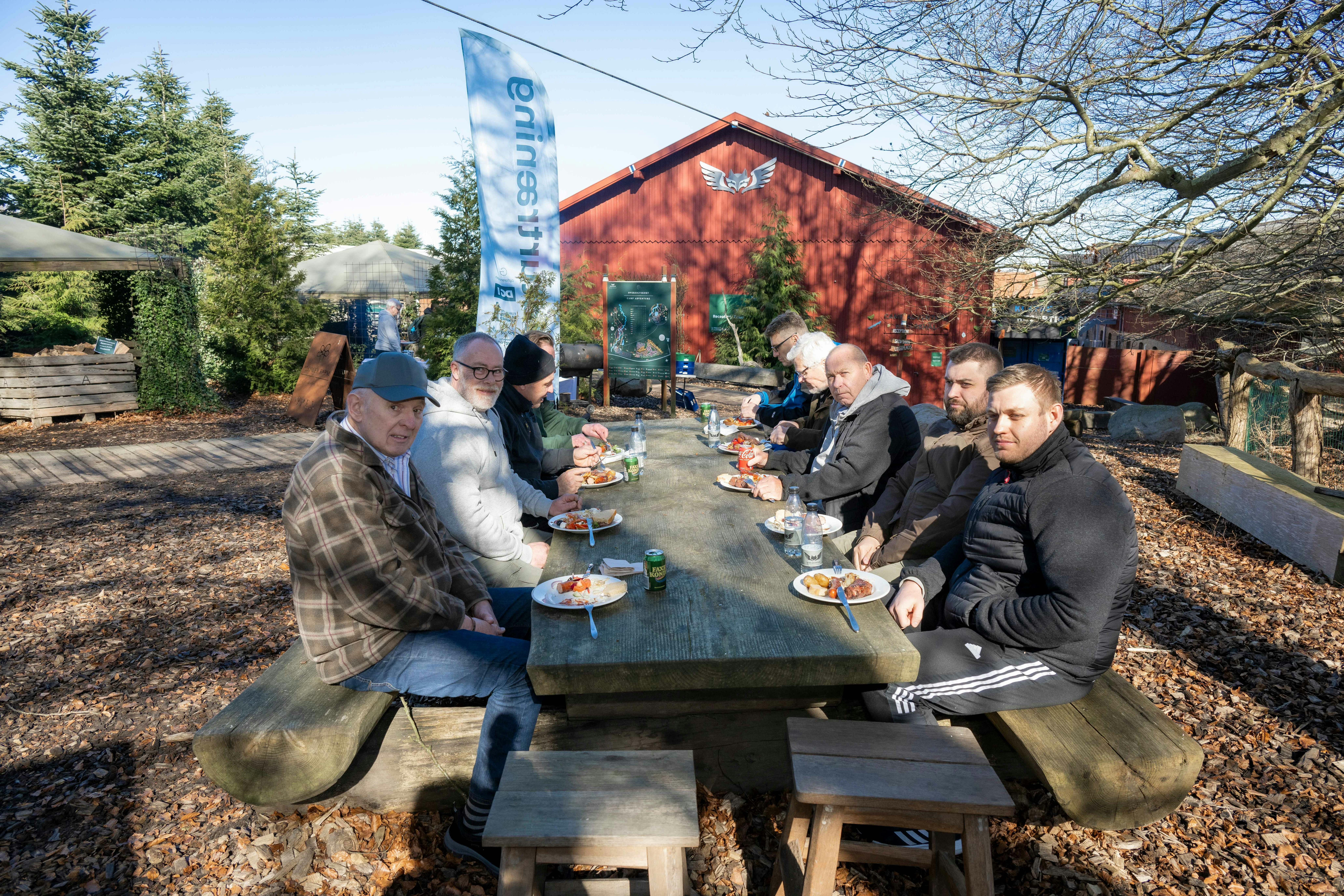 Mænd der spiser frokost