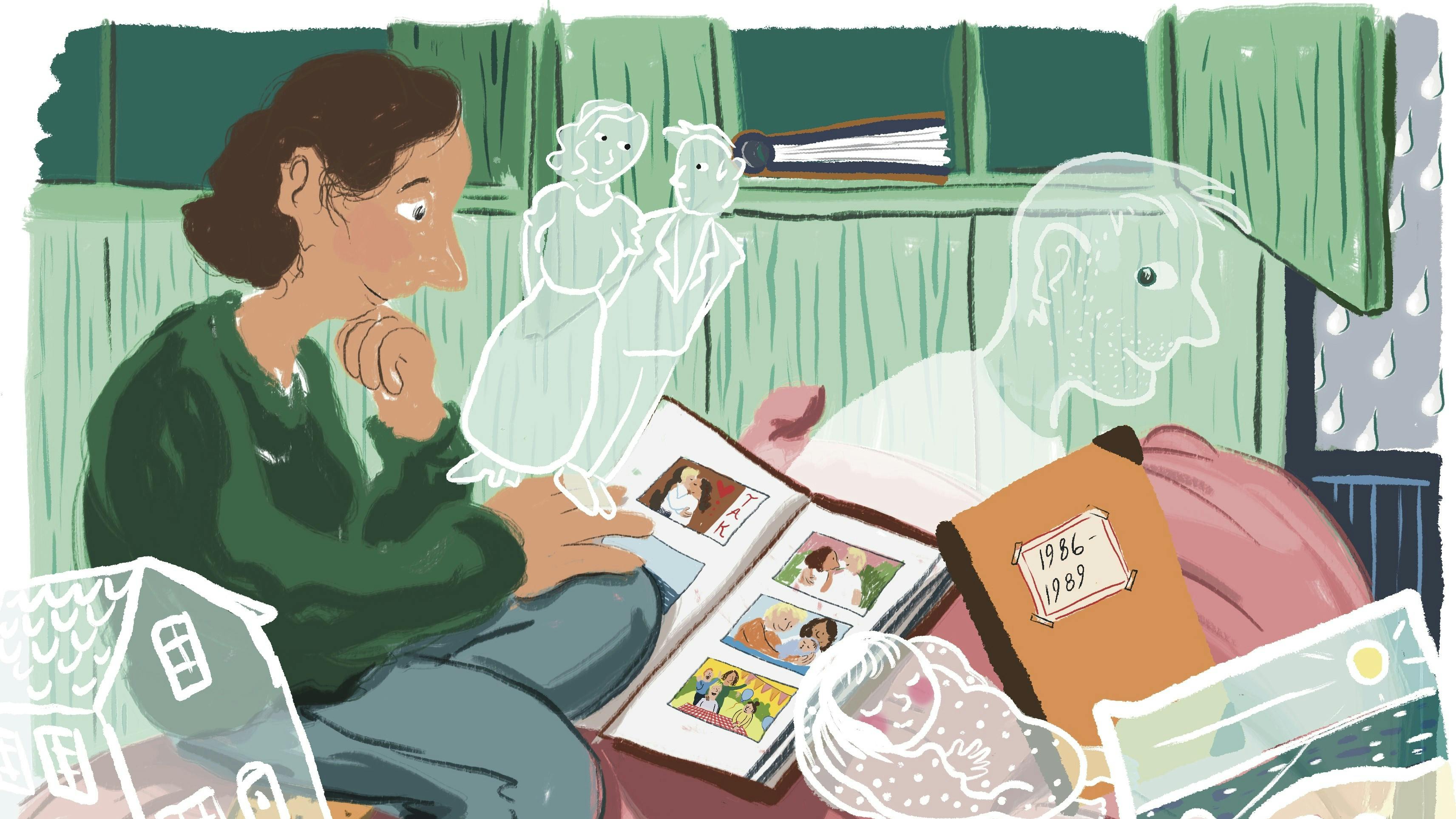 Kvinde kigger i fotoalbum