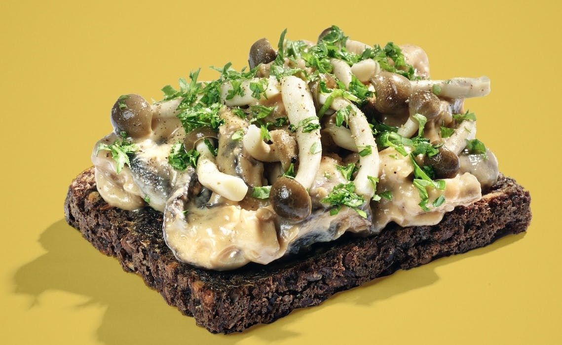 Vegansk smørrebrød med svampe