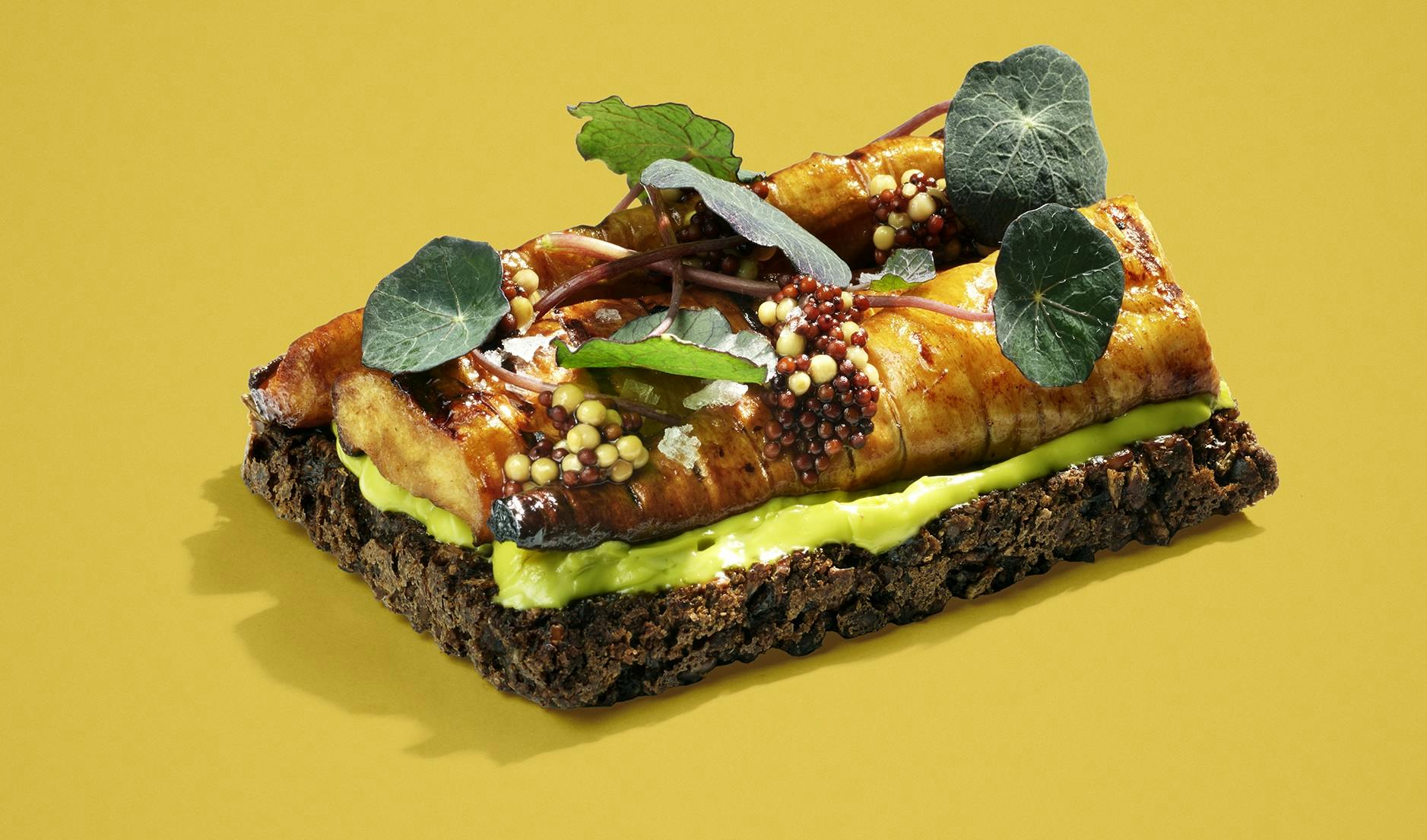 Vegansk smørrebrød med pastinak