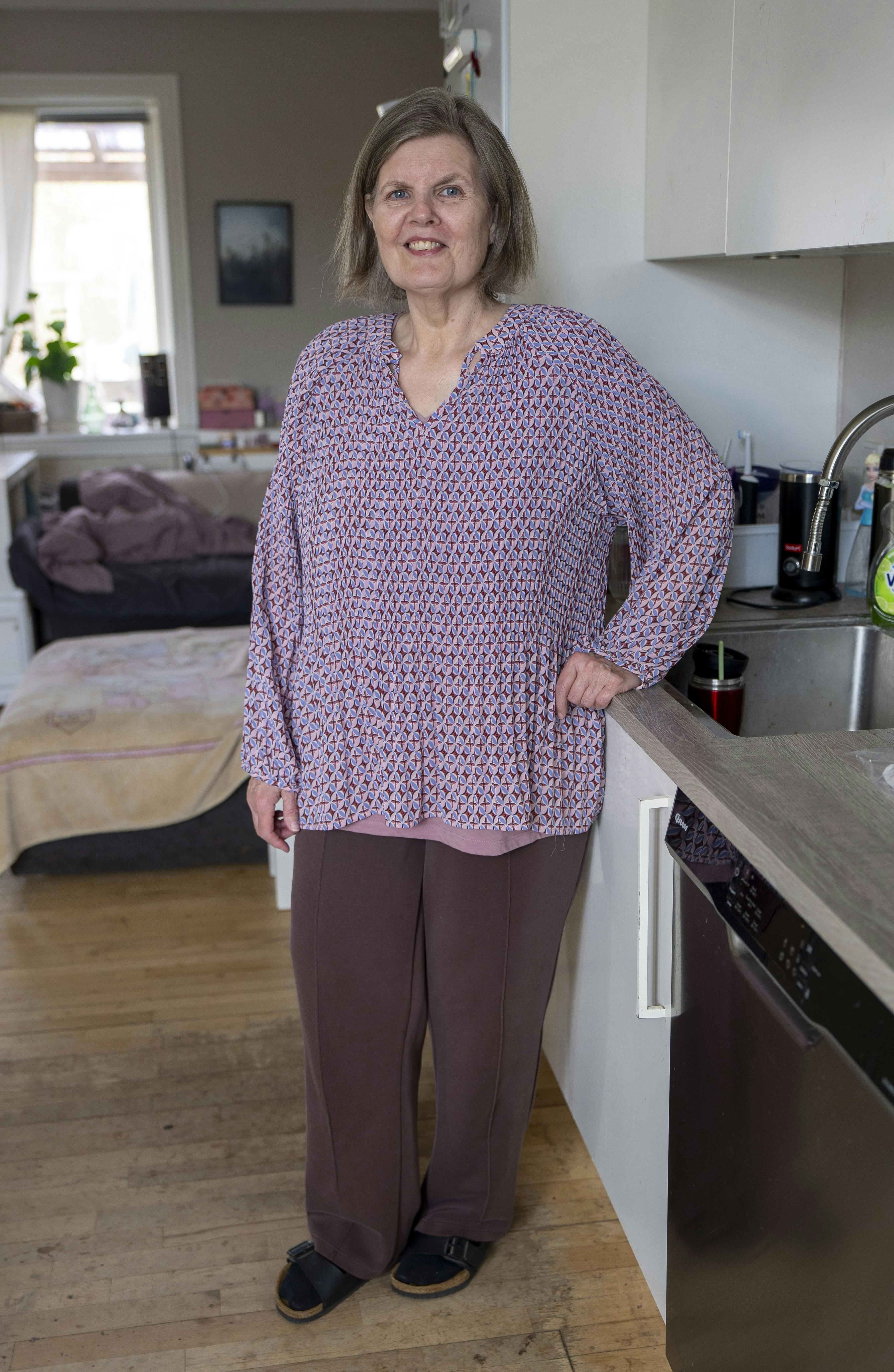 Tinda der står op, ude ved sit køkken. 