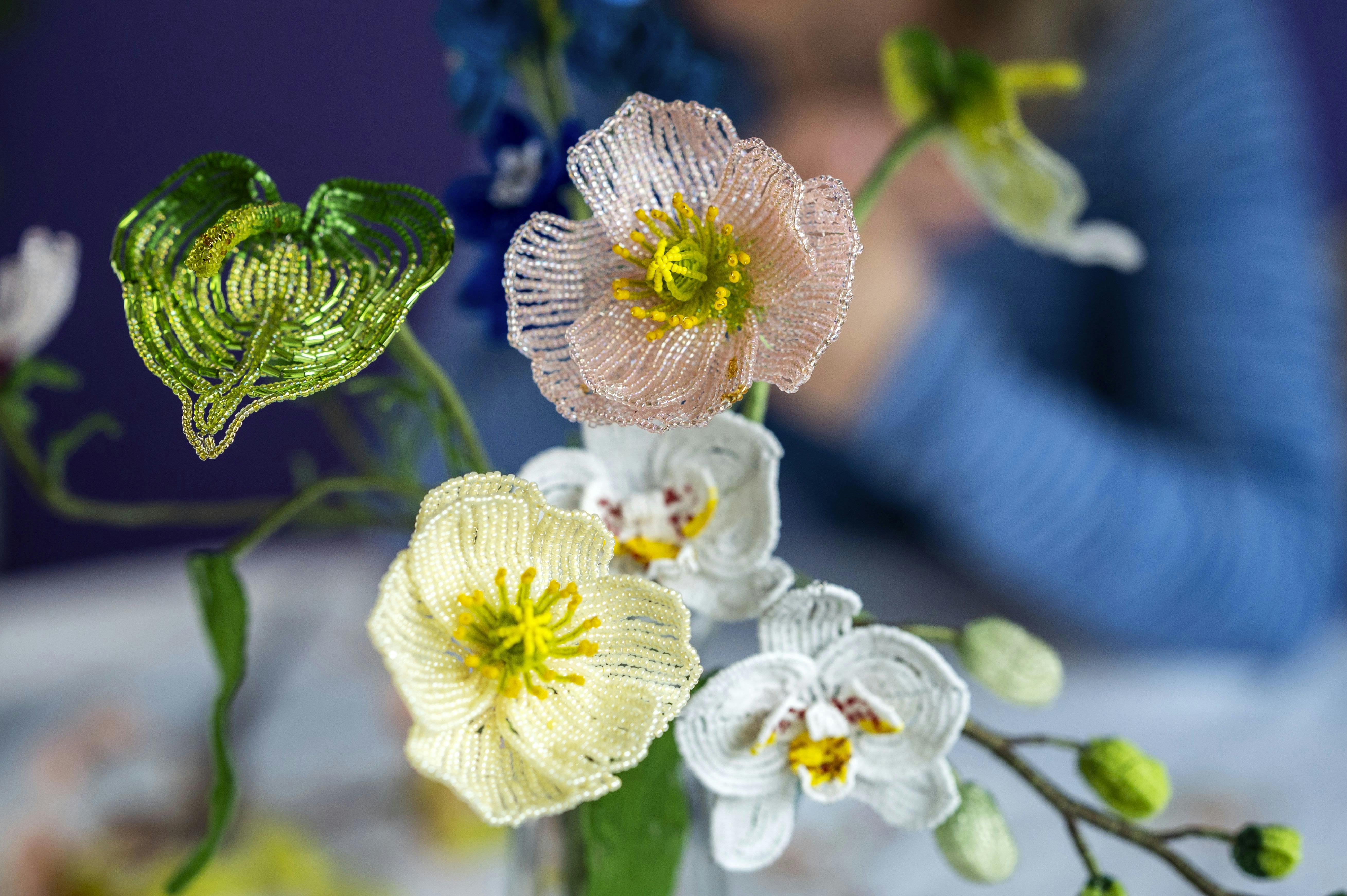 Hannah foretrækker japanske glasperler, som hun køber i specialforretninger, men man kan også bruge almindelige glasperler.