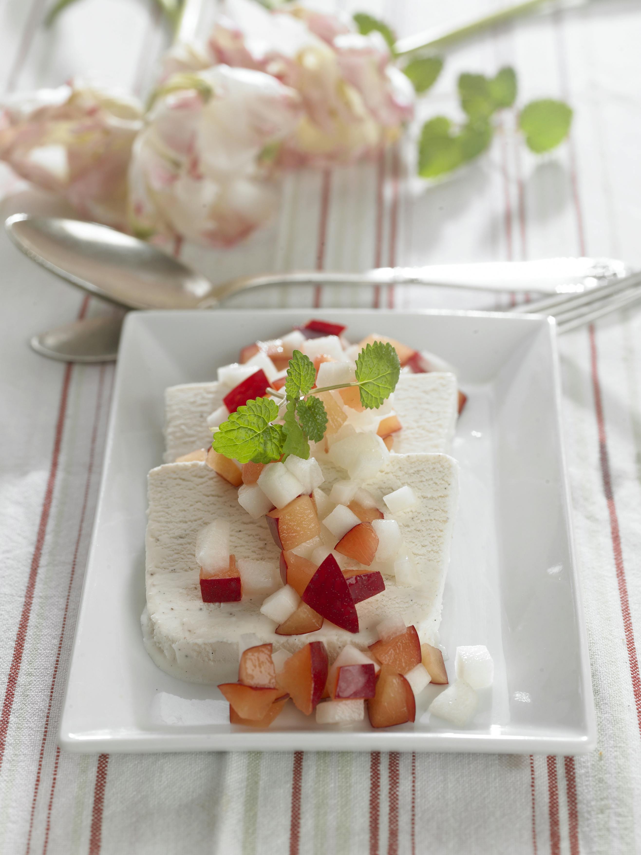Vaniljeparfait-is med fersken- og melonsalat
