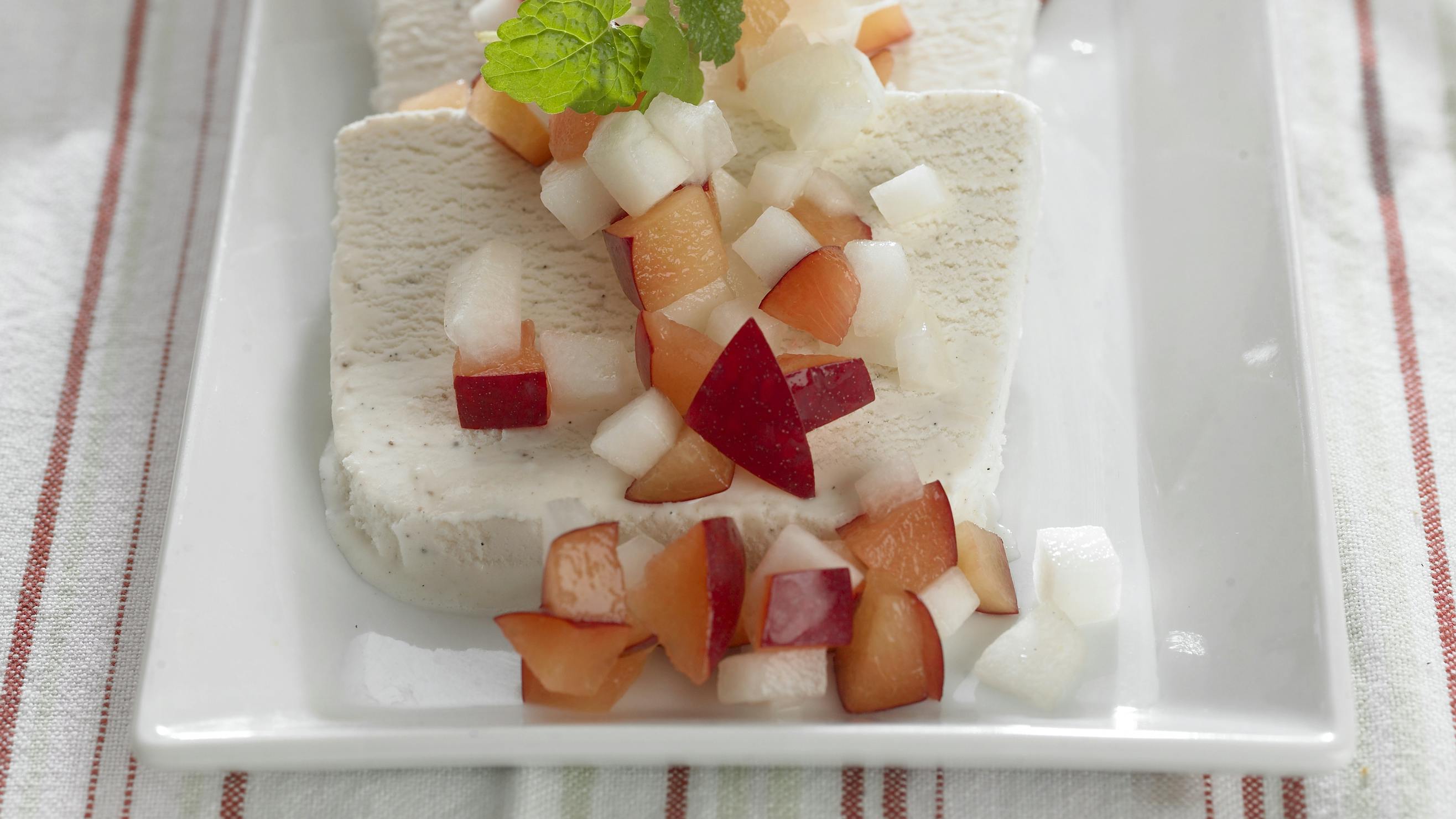 Vaniljeparfait-is med fersken- og melonsalat