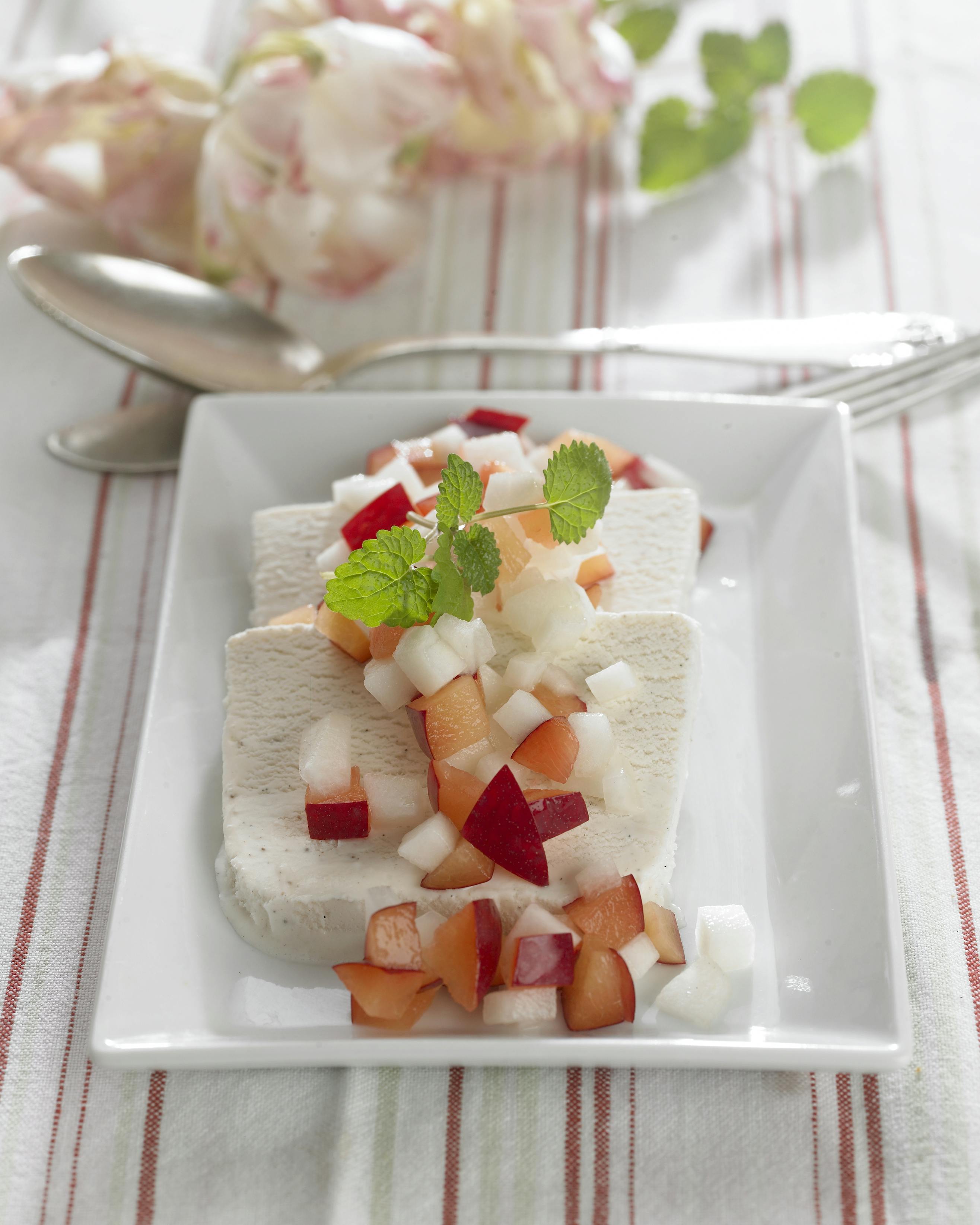 Vaniljeparfait-is med fersken- og melonsalat