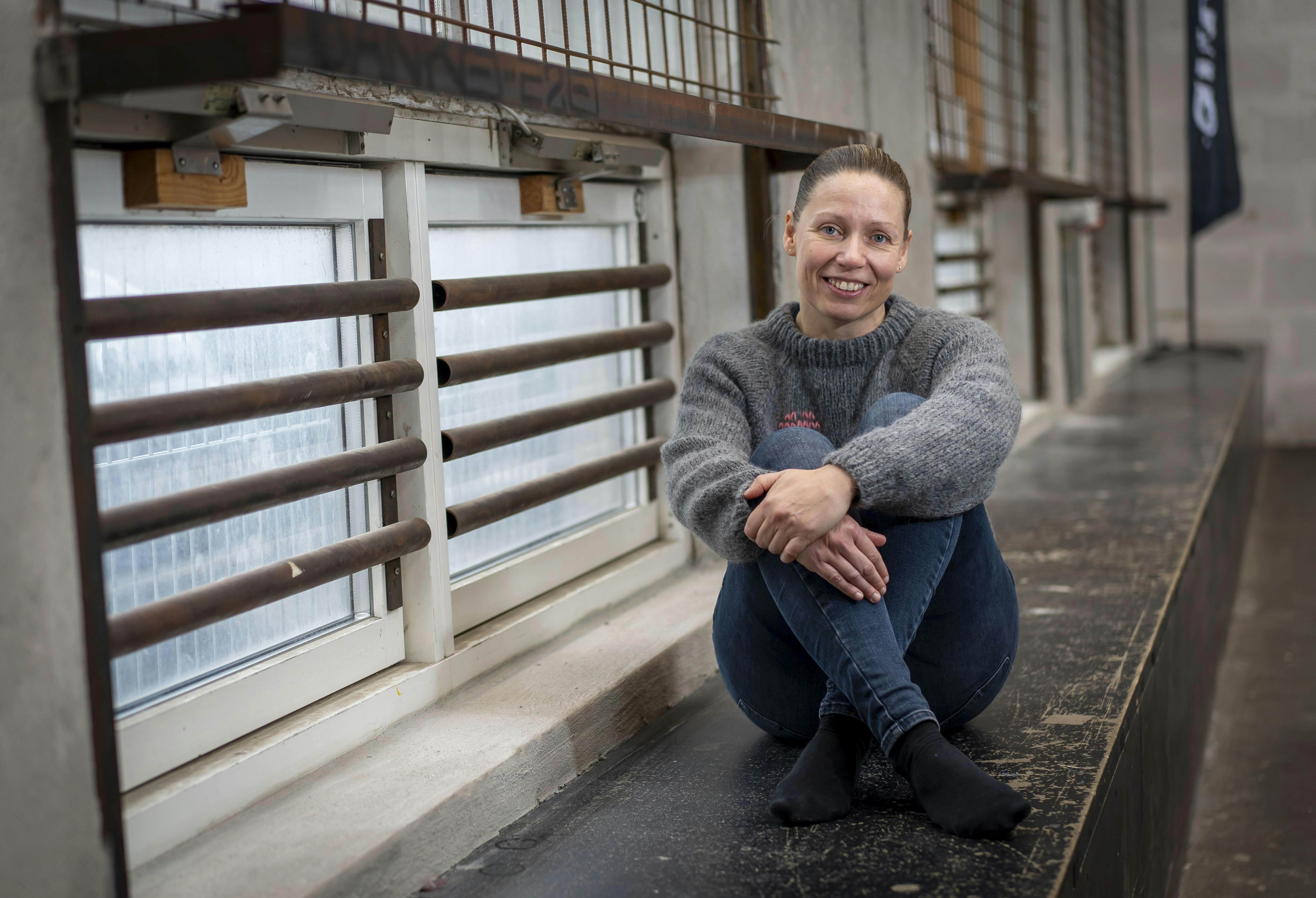 Anne Rasmussen optræder oftere på skærmen end mange af de mest kendte skuespillere herhjemme, men du genkender hende næppe, og sådan skal det helst forblive. 