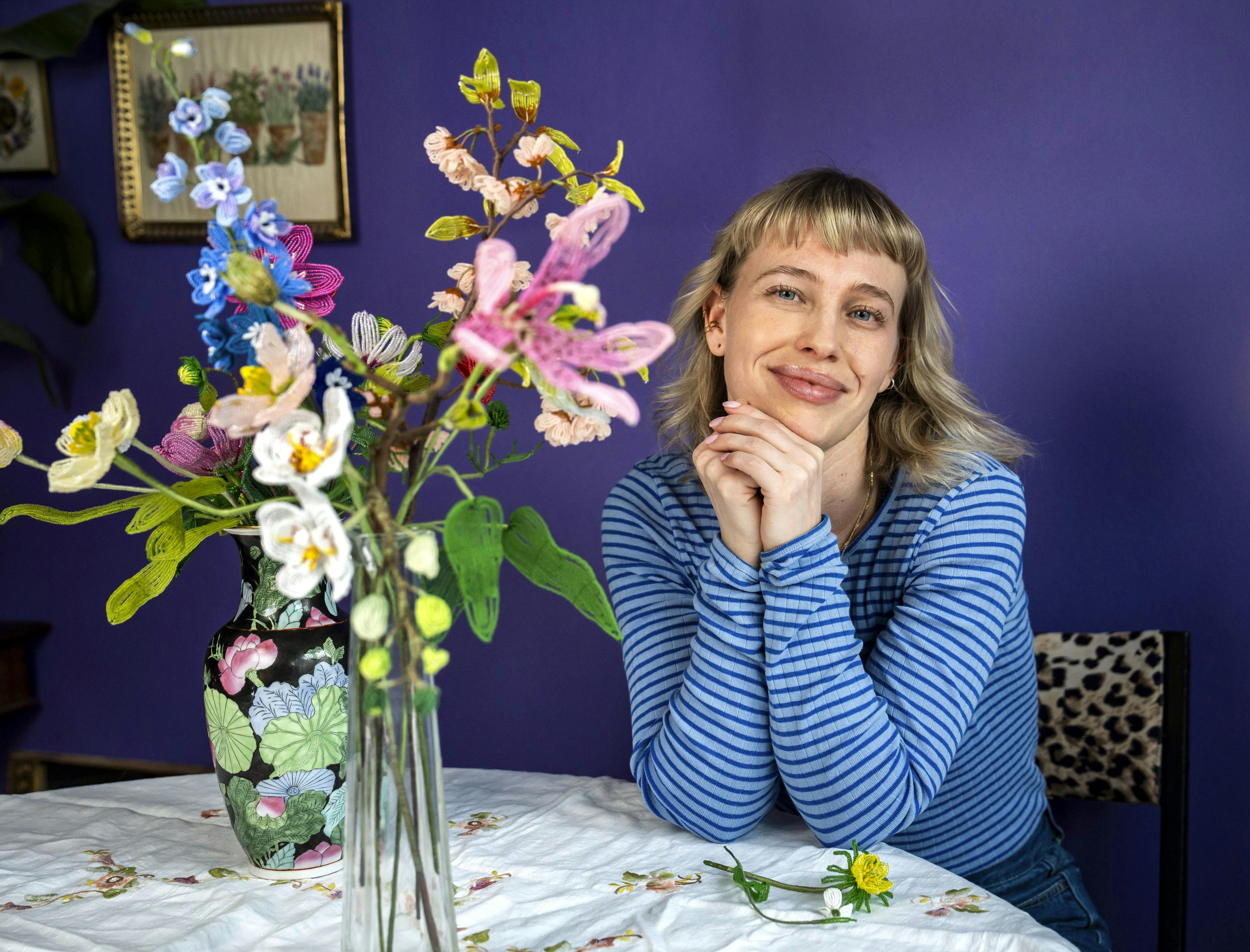 Alle kan lære at lave perleblomster, mener Hannah Bøgedal Olsen, som lærte sig selv det gamle franske håndarbejde, mens hun studerede.