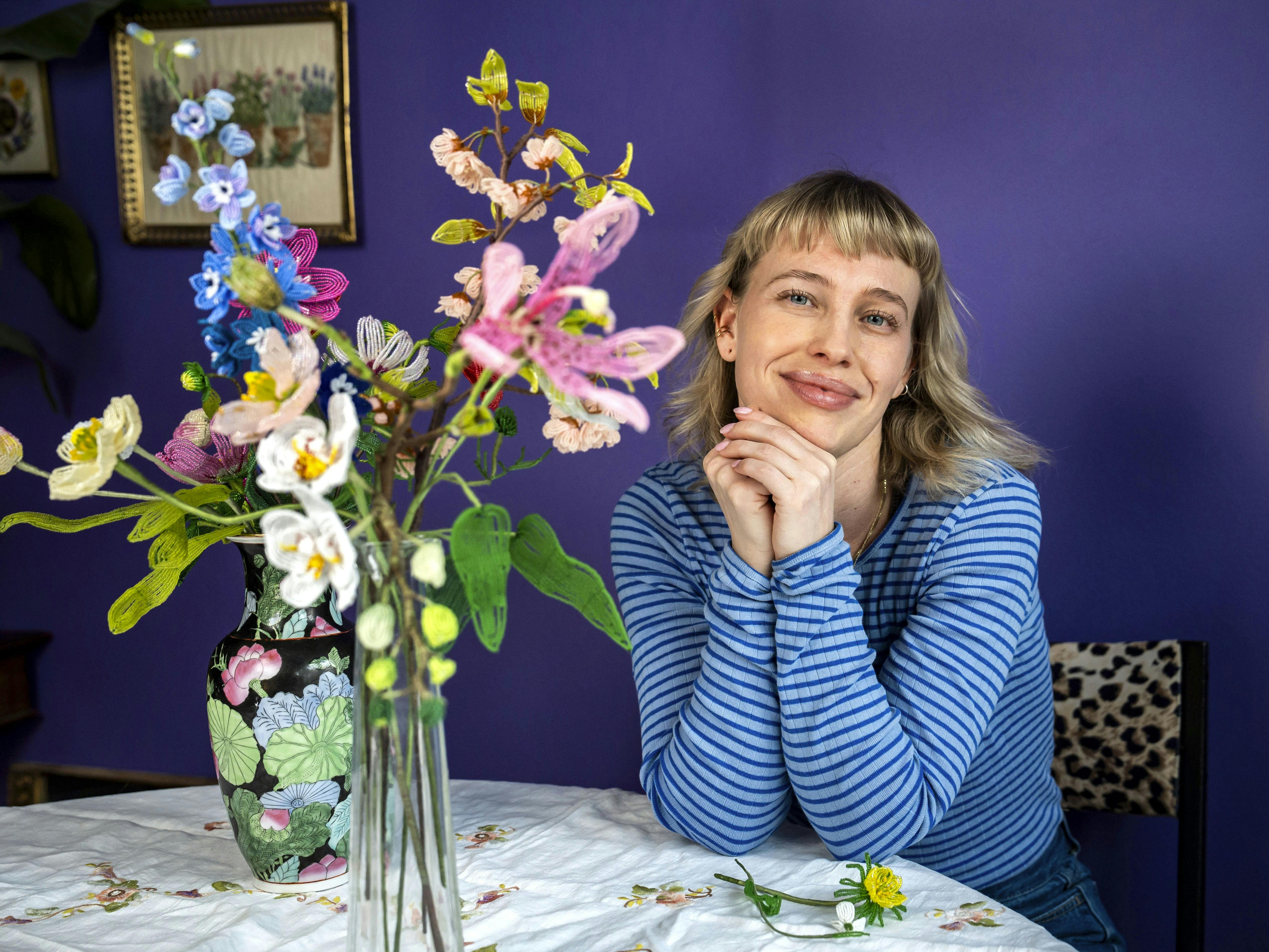 Alle kan lære at lave perleblomster, mener Hannah Bøgedal Olsen, som lærte sig selv det gamle franske håndarbejde, mens hun studerede.