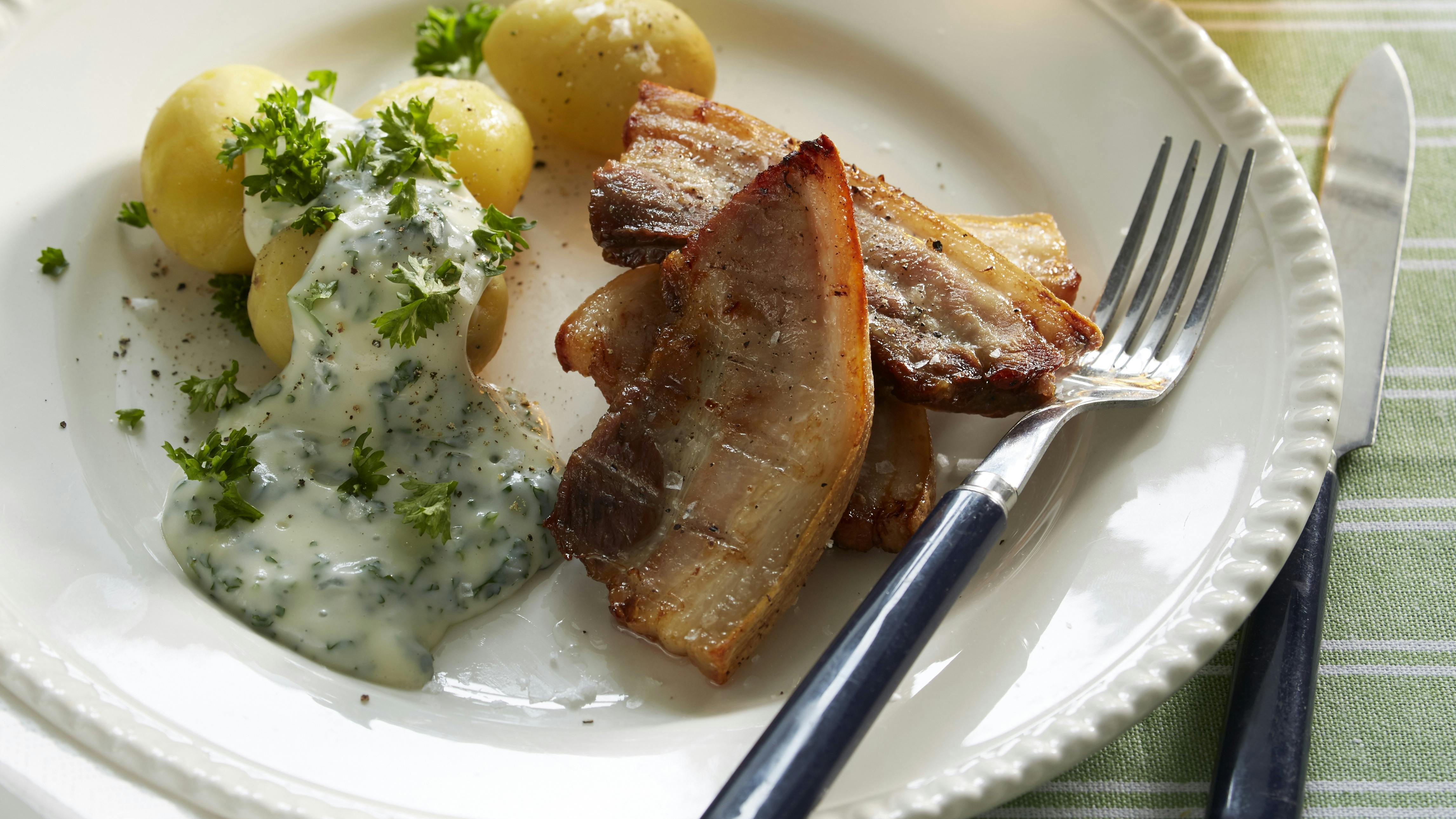 Klassisk stegt flæsk med persillesovs på letmælk