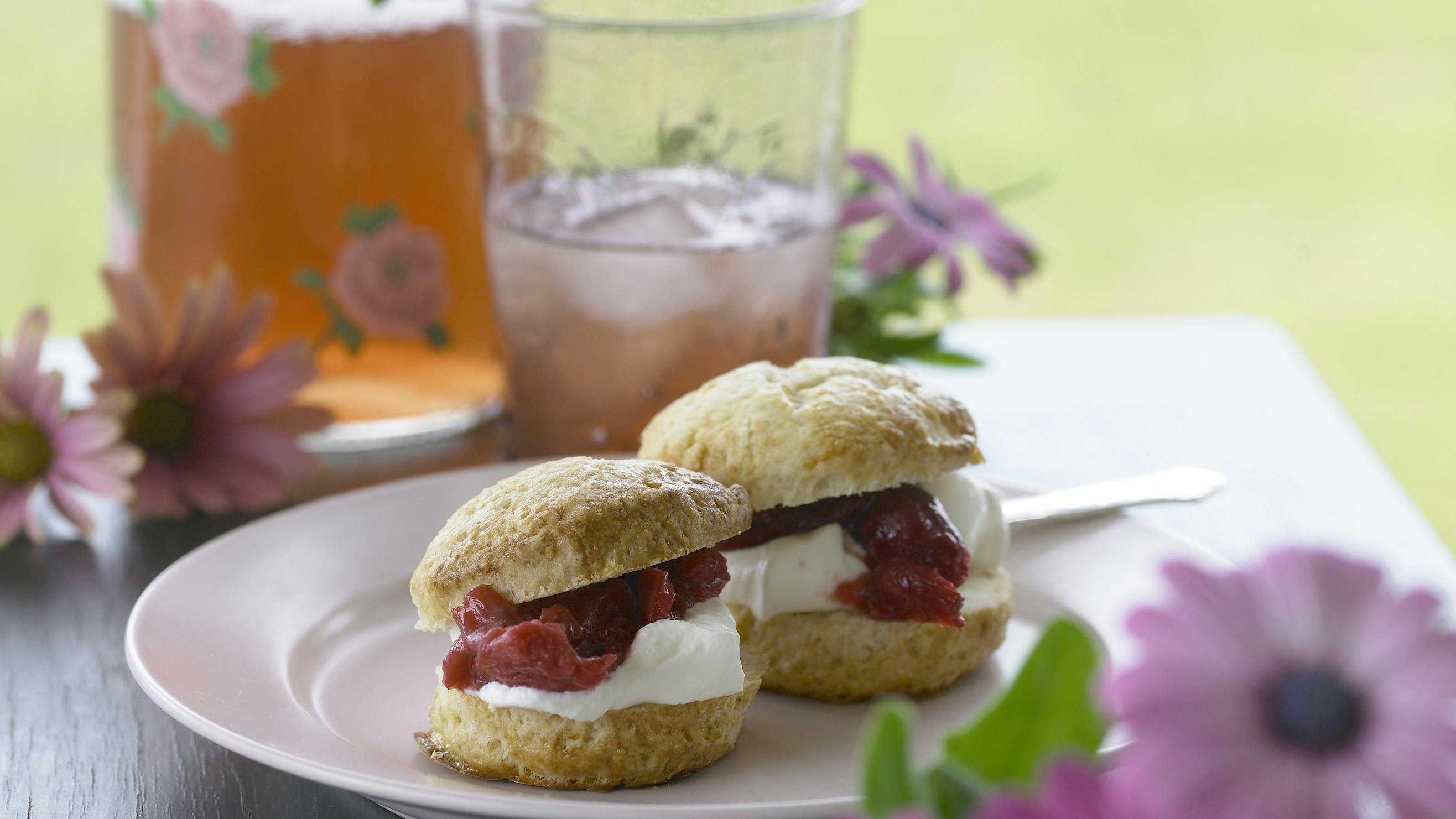 Hjemmebagte scones med rabarberkompot og flødeskum