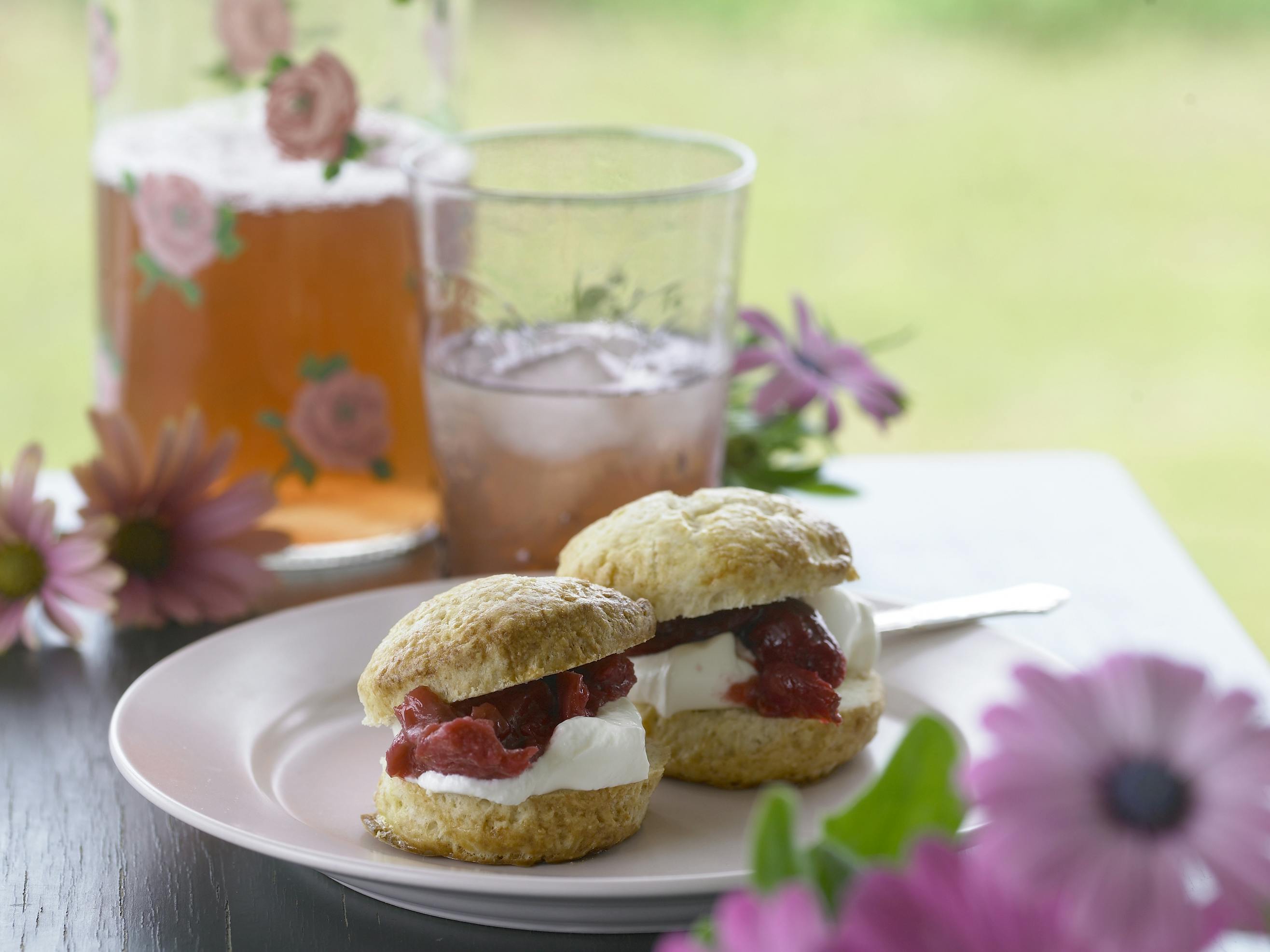 Hjemmebagte scones med rabarberkompot og flødeskum