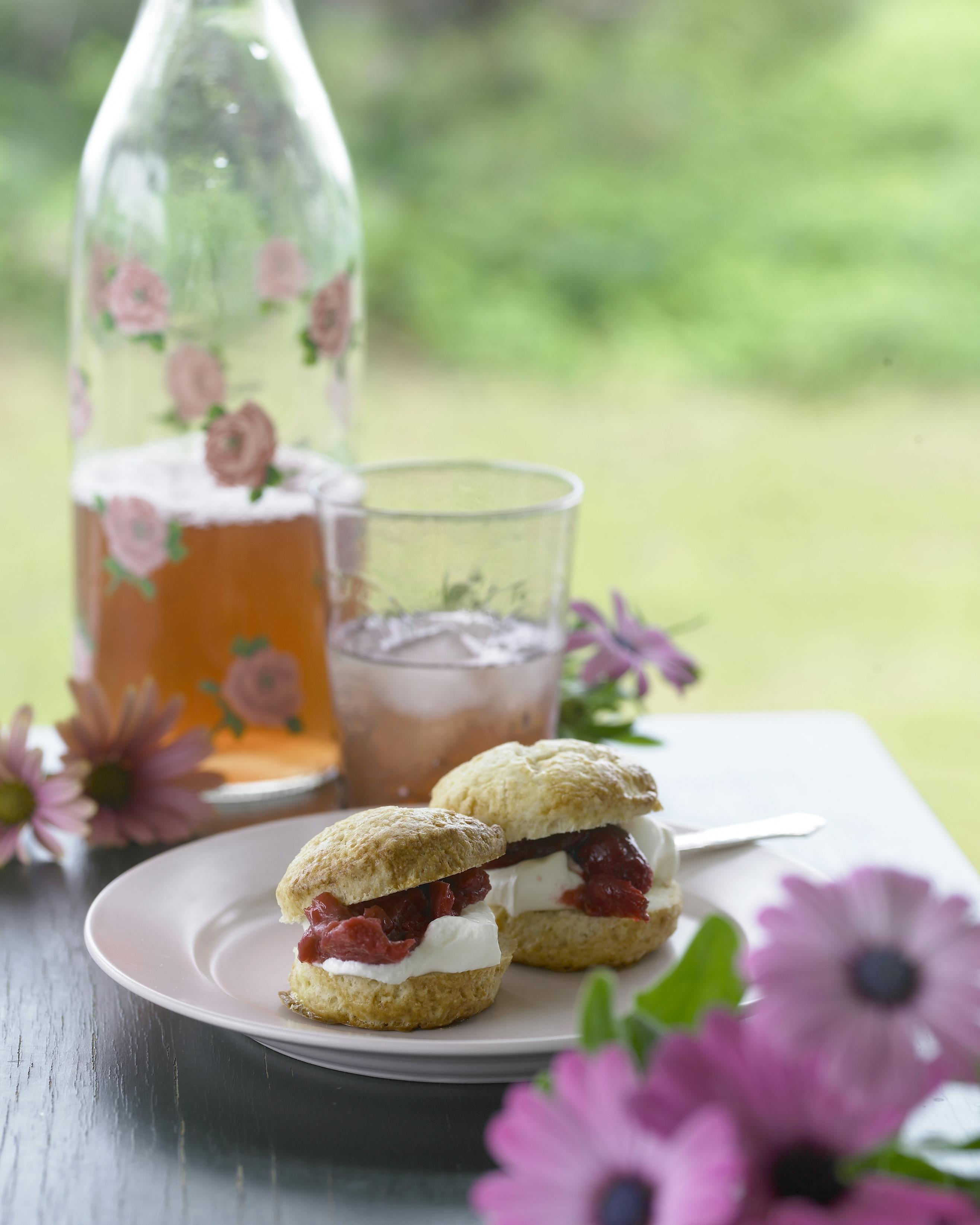 Hjemmebagte scones med rabarberkompot og flødeskum