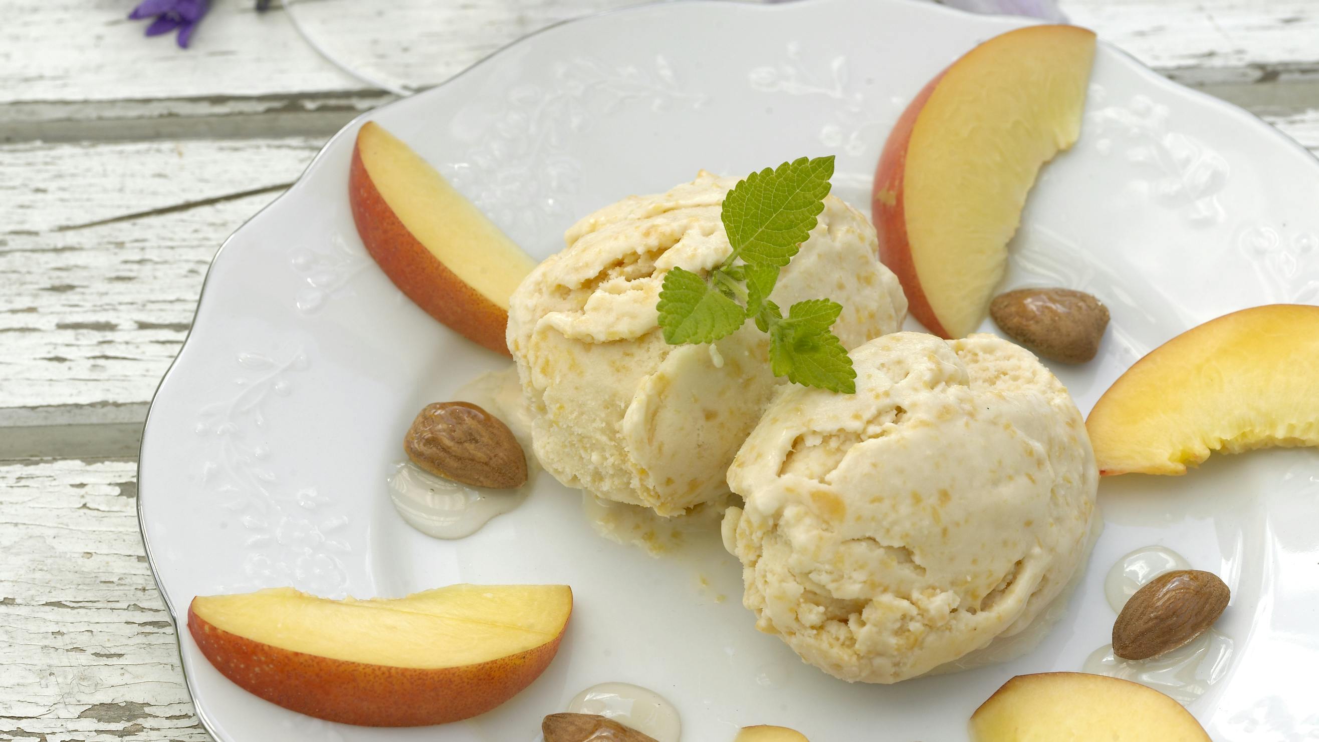 Sommerdessert - ferskenparfait lavet på honning og youghurt