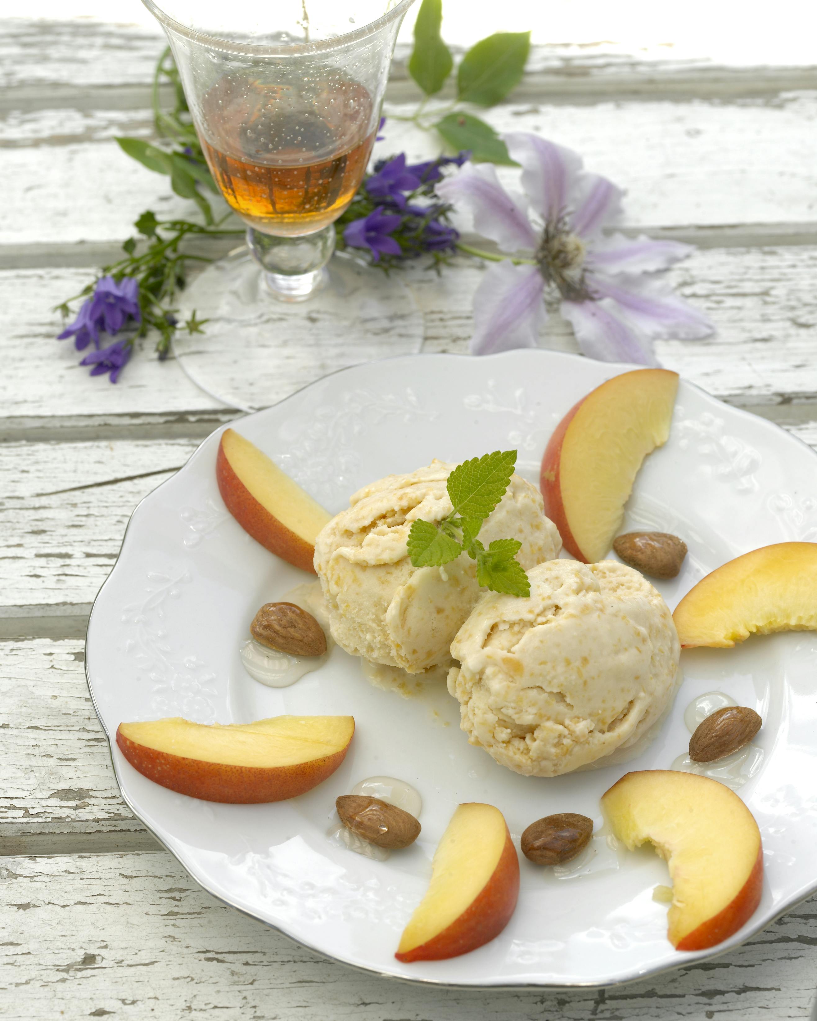 Sommerdessert - ferskenparfait lavet på honning og youghurt