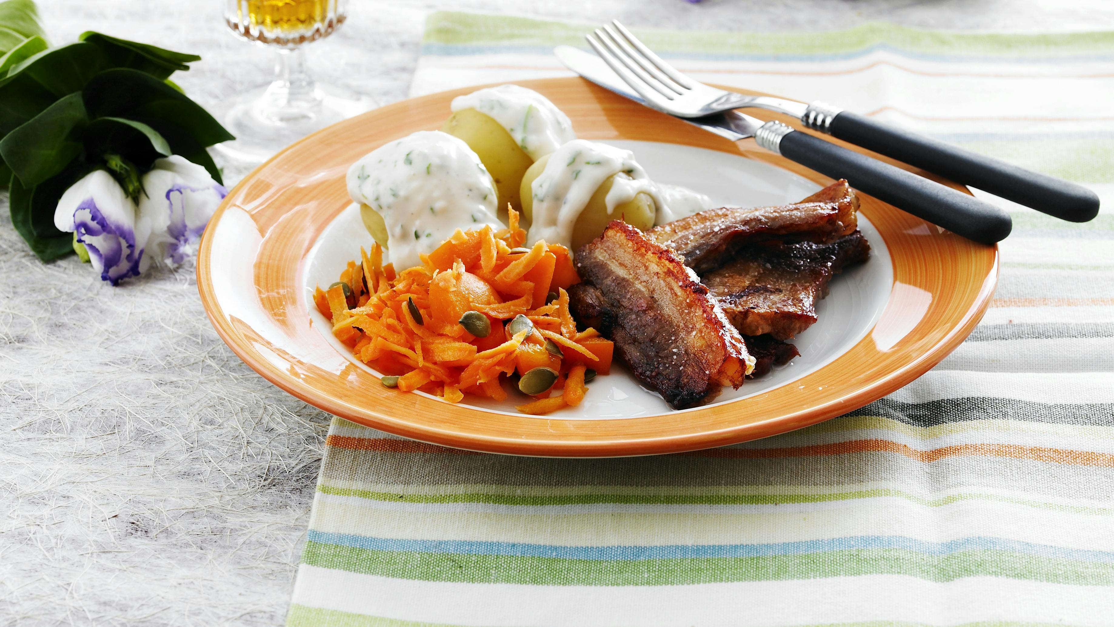 Stegt flæsk med persillesovs og råkostsalat