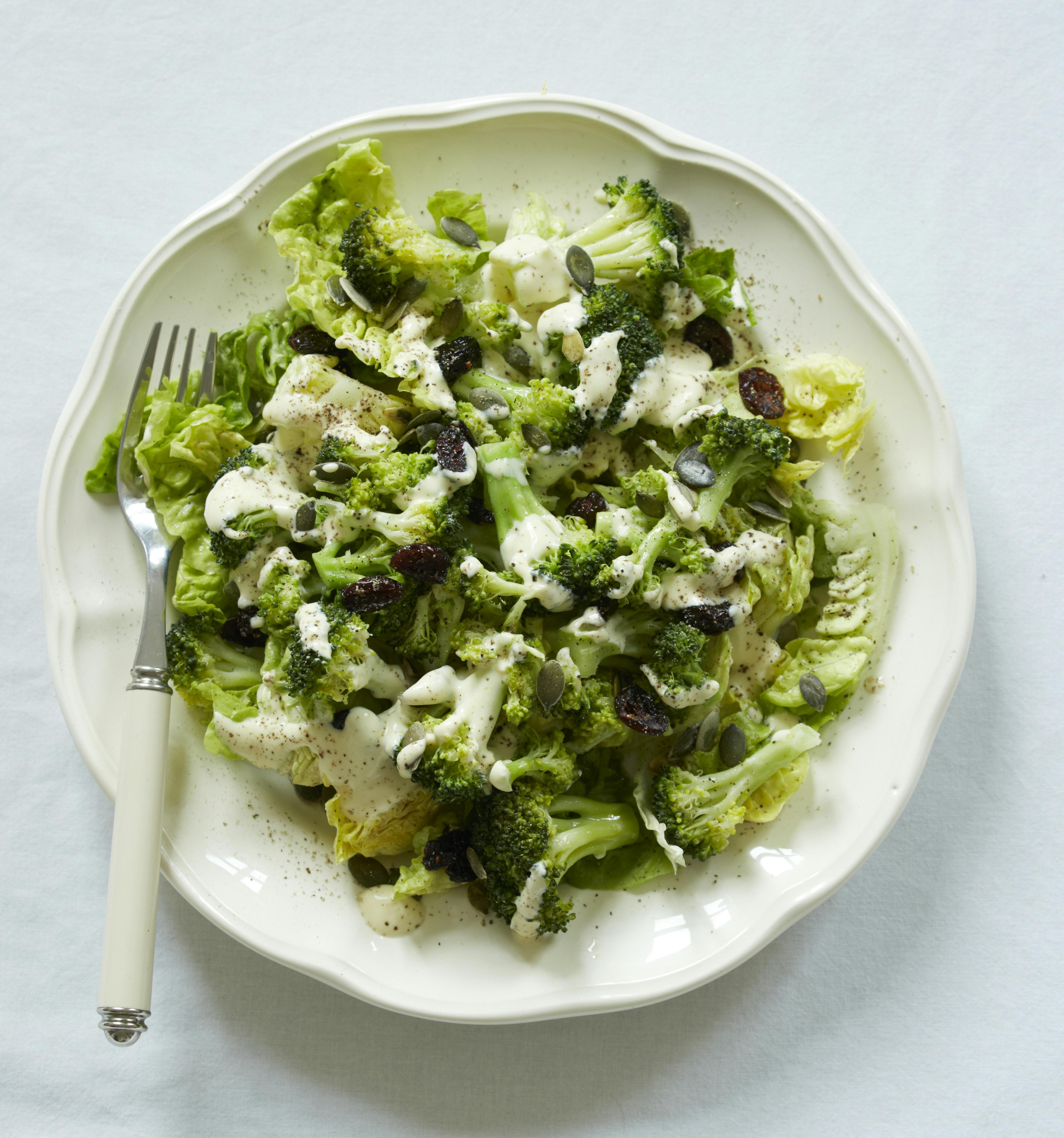 Broccolisalat med tranebær, græskarkerner og creme fraiche dressing