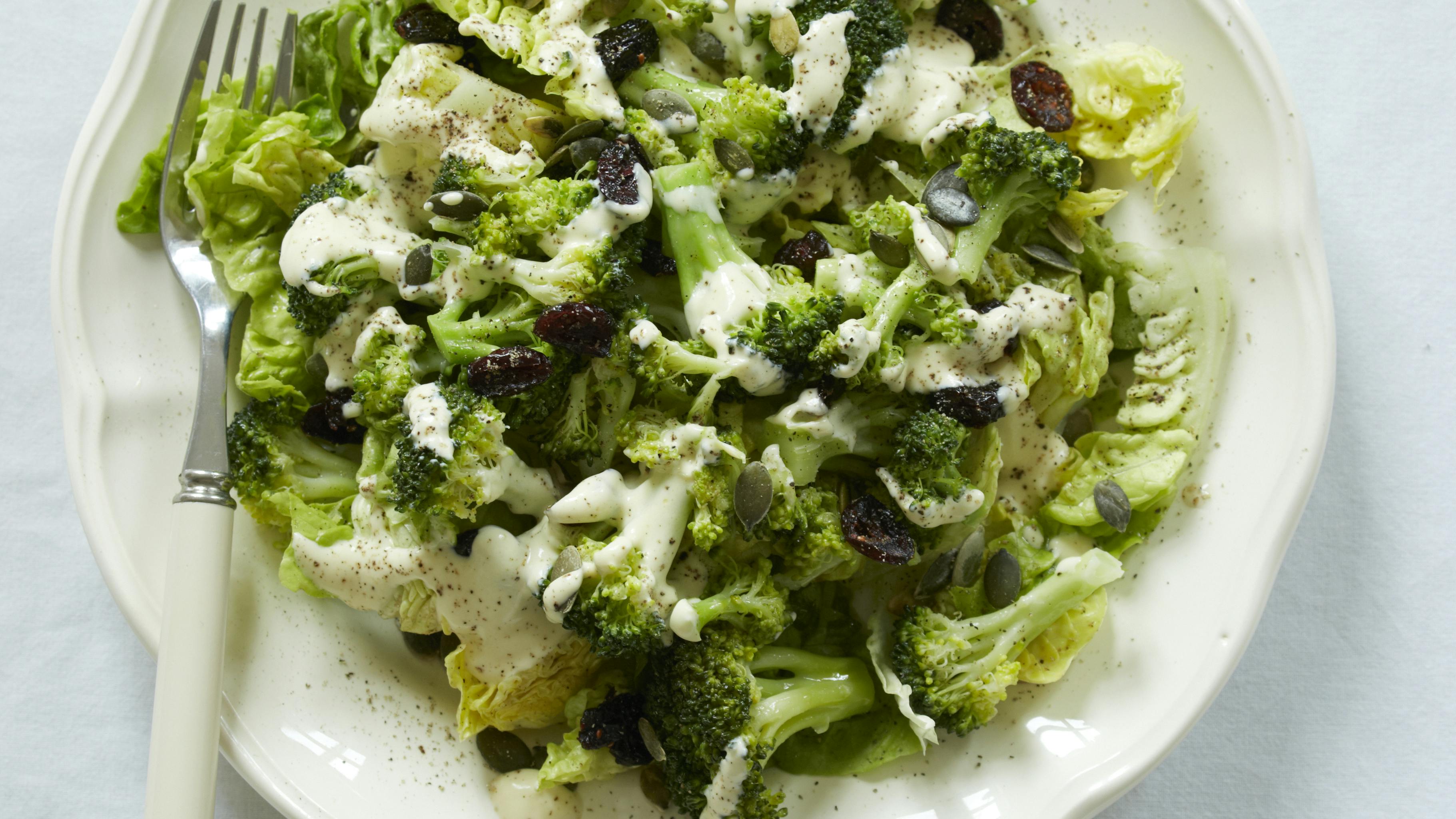 Broccolisalat med tranebær, græskarkerner og creme fraiche dressing