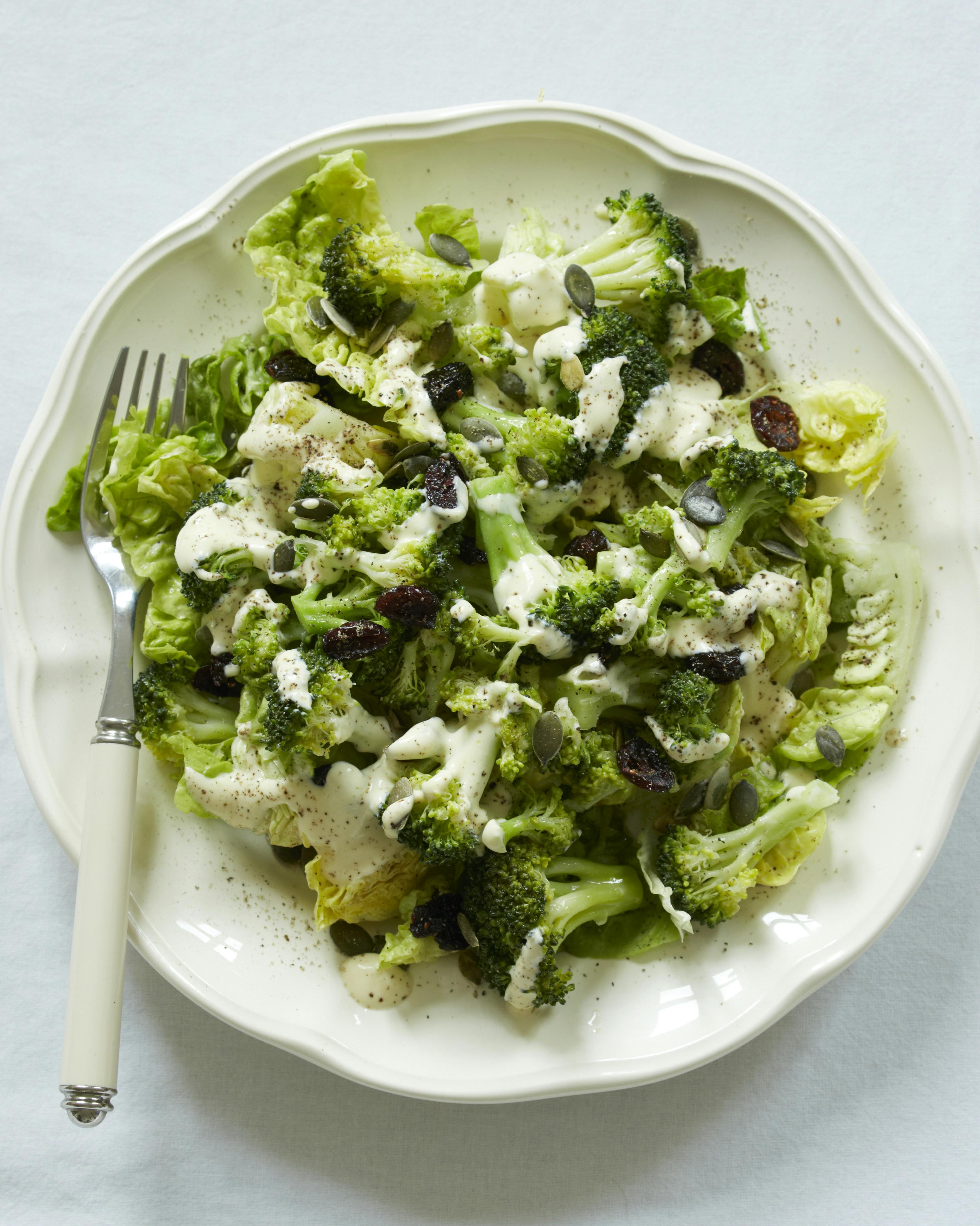 Broccolisalat med tranebær, græskarkerner og creme fraiche dressing