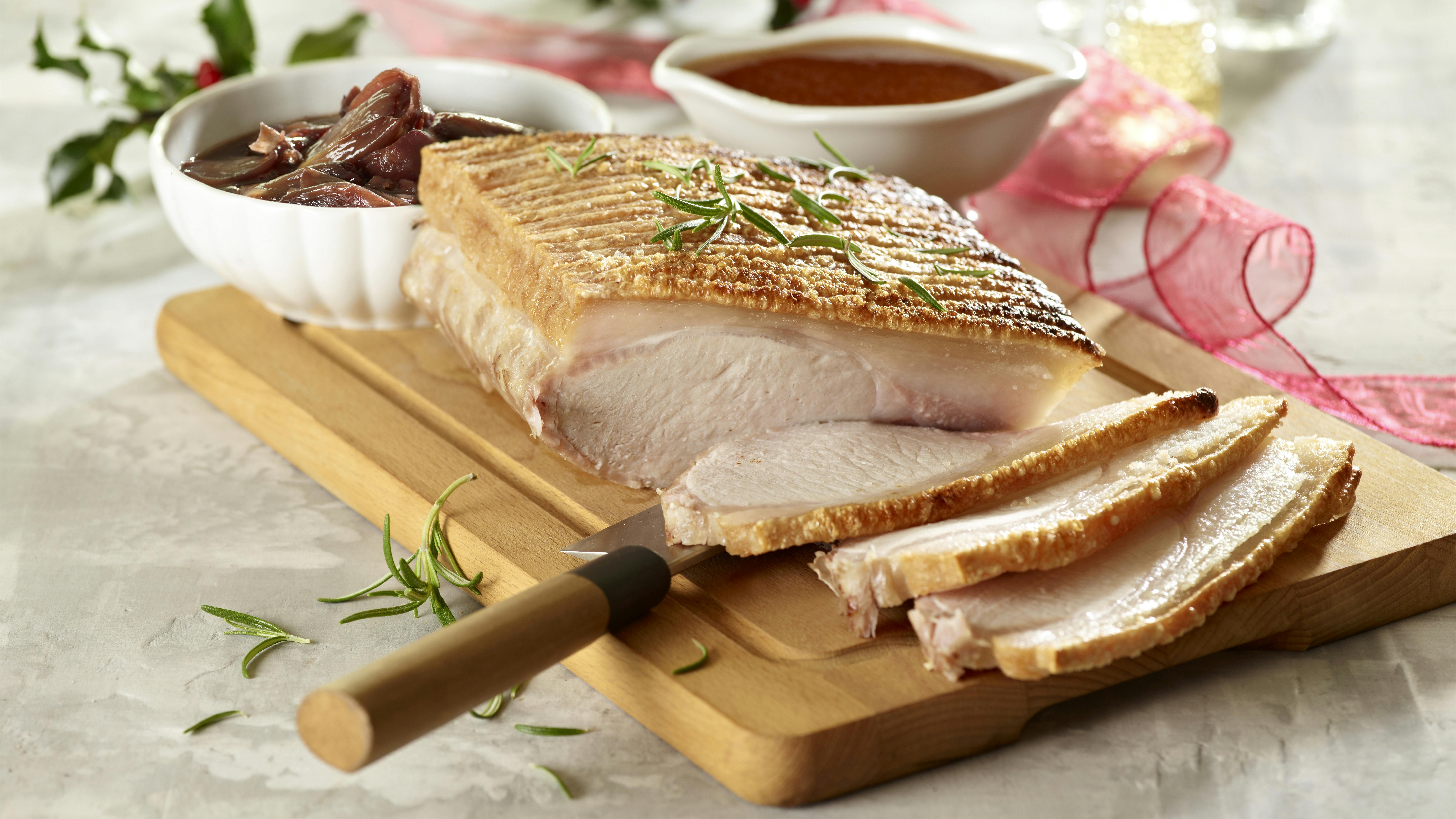 Saftig rosmarinstegt flæskesteg med løg i rødvin og skysauce