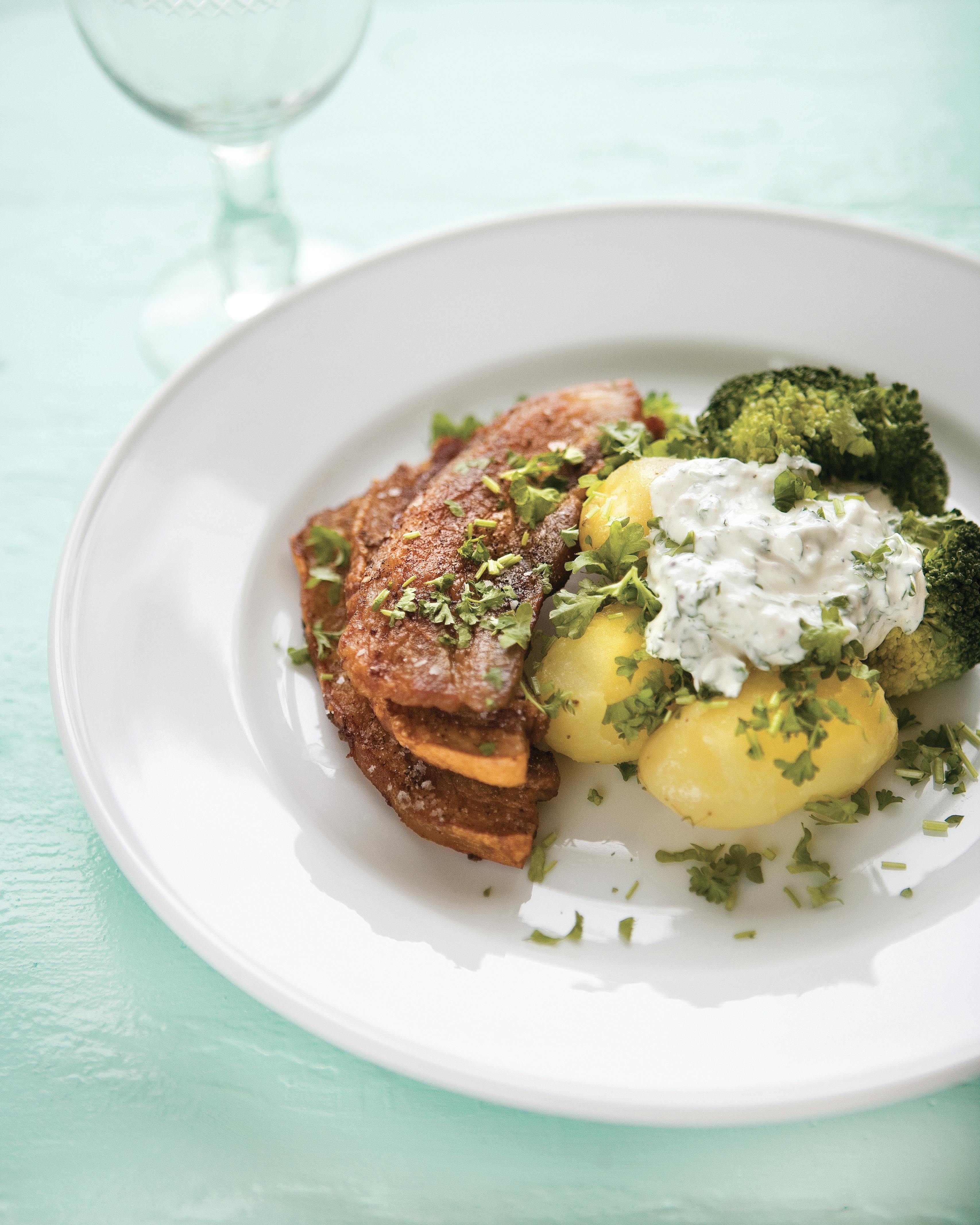 Kalorielet stegt flæsk med kartofler og persilledressing