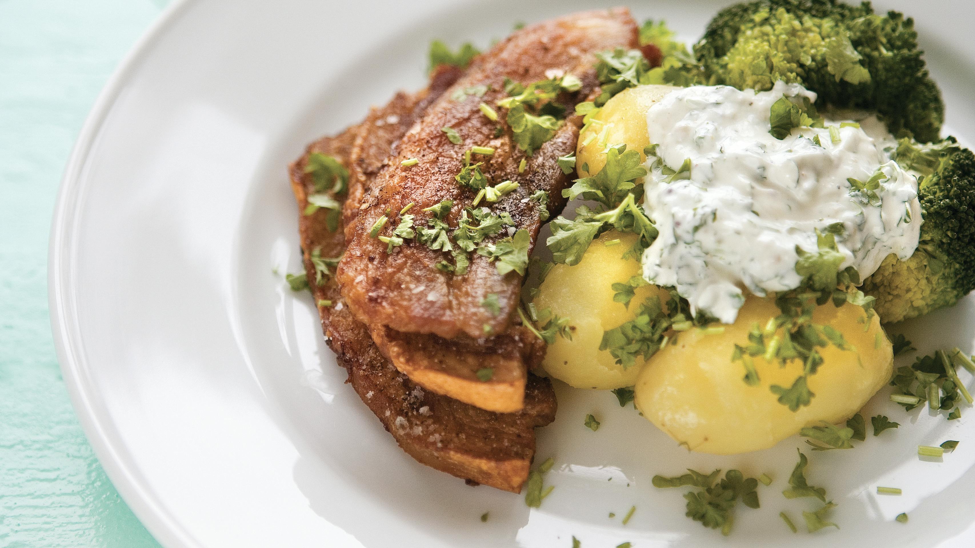 Kalorielet stegt flæsk med kartofler og persilledressing