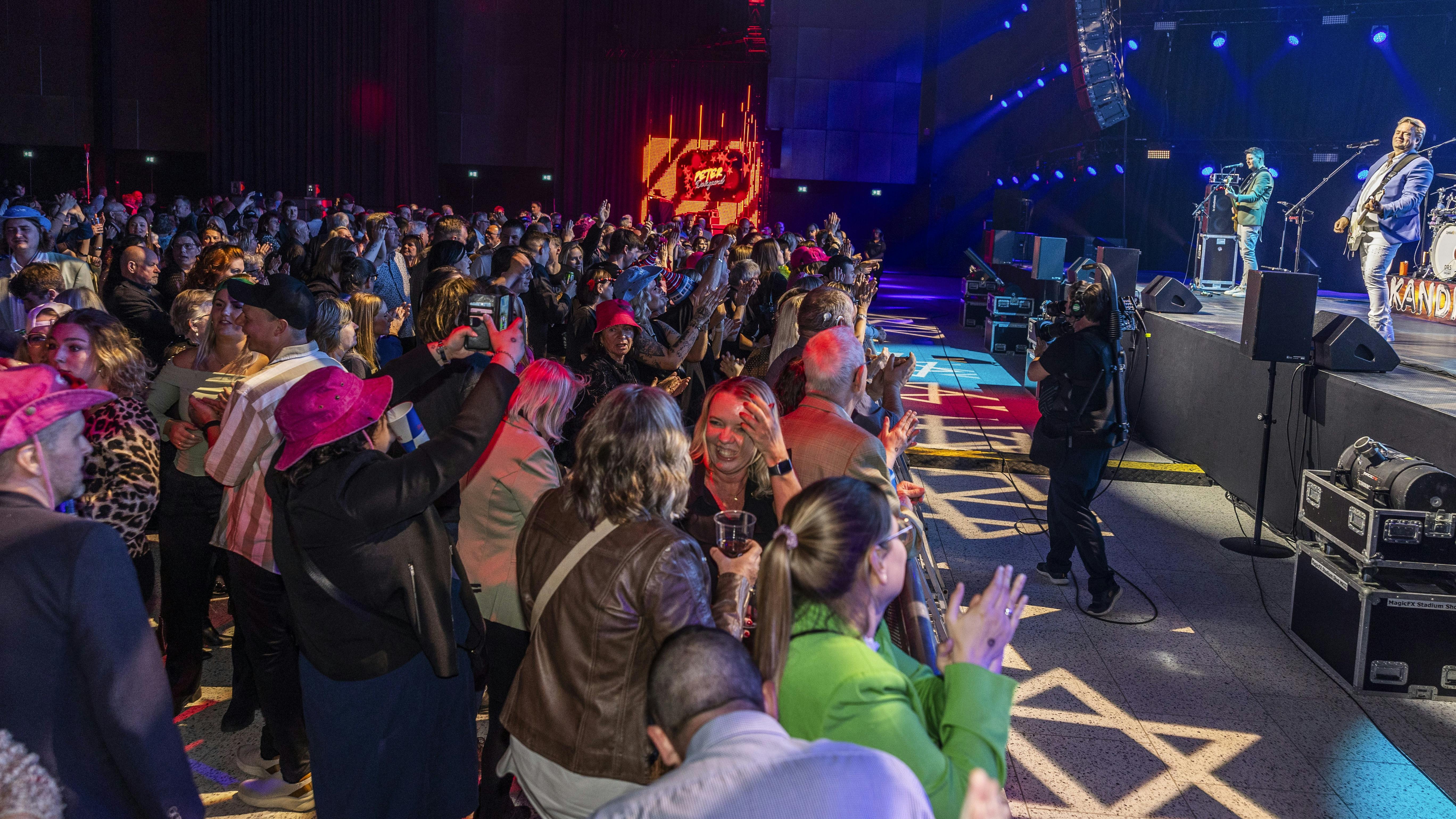 Kandis i Bella Arena, København, ved deres første halbal i hovedstaden
