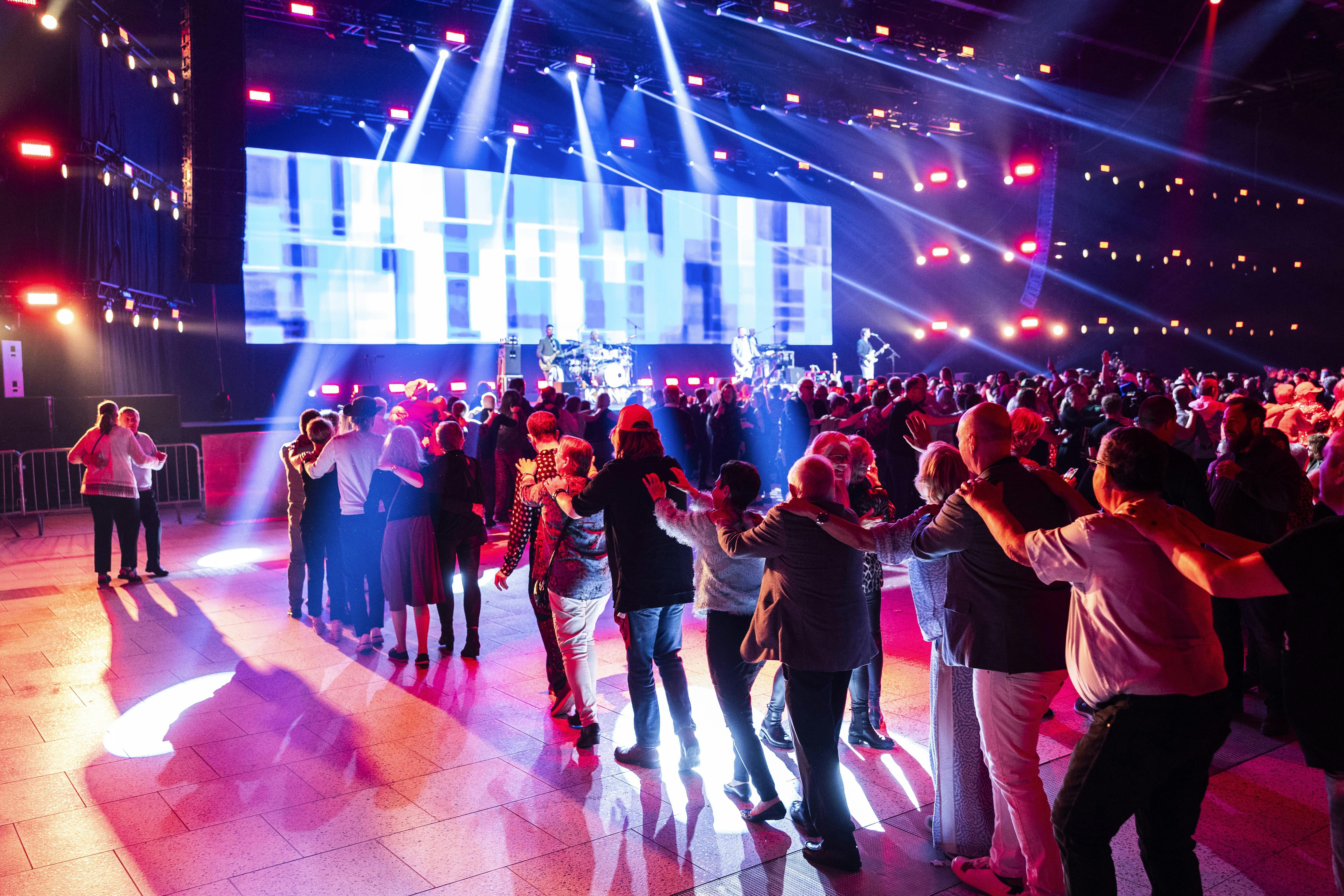 Danmarks Største Kandis Koncert i Bella Arena indeholdt en sektion, hvor der gik Bierfest og kædedans i den gennem hele hallen.