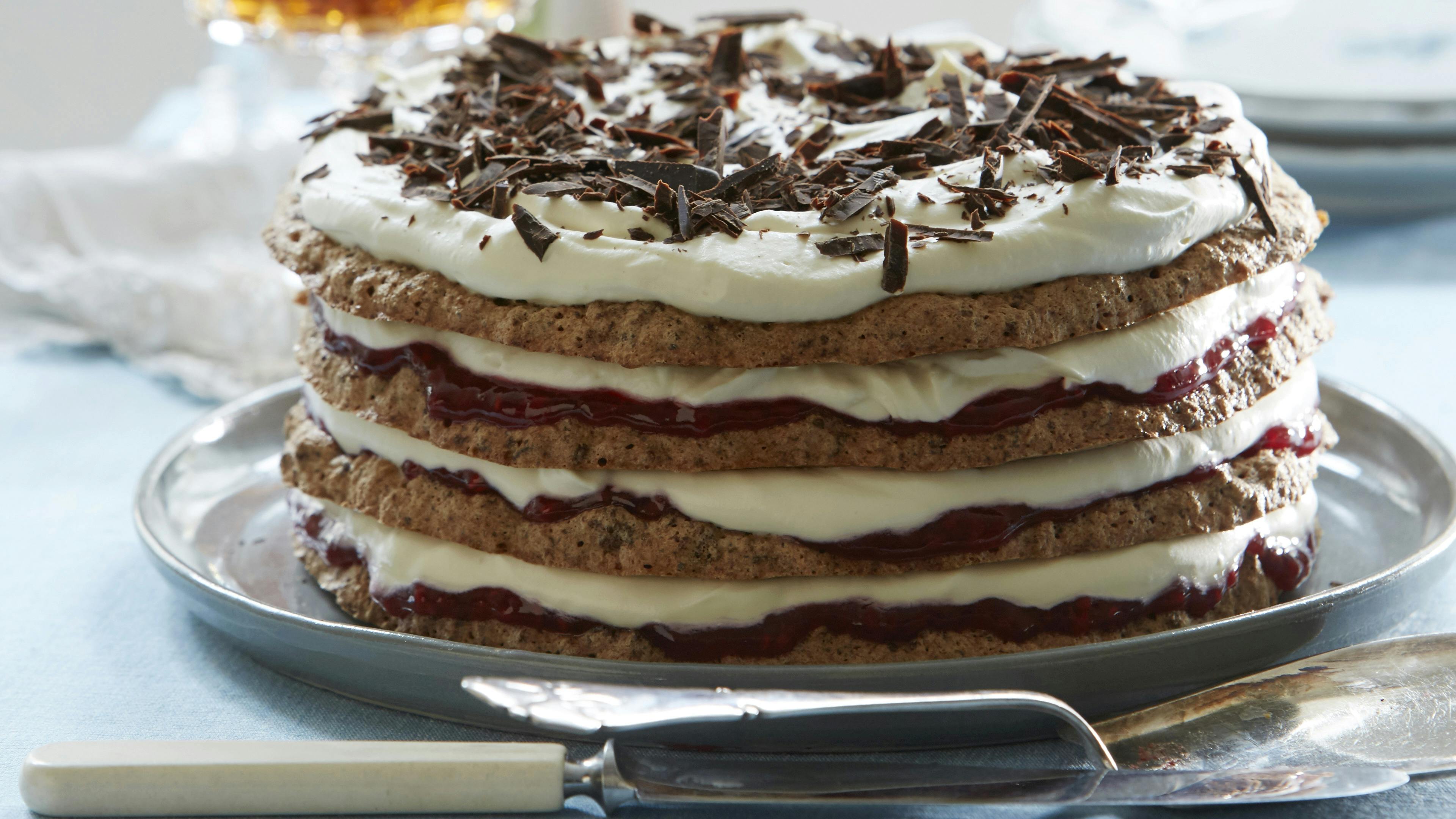 Rugbrødslagkage med hindbærmarmelade og flødeskum