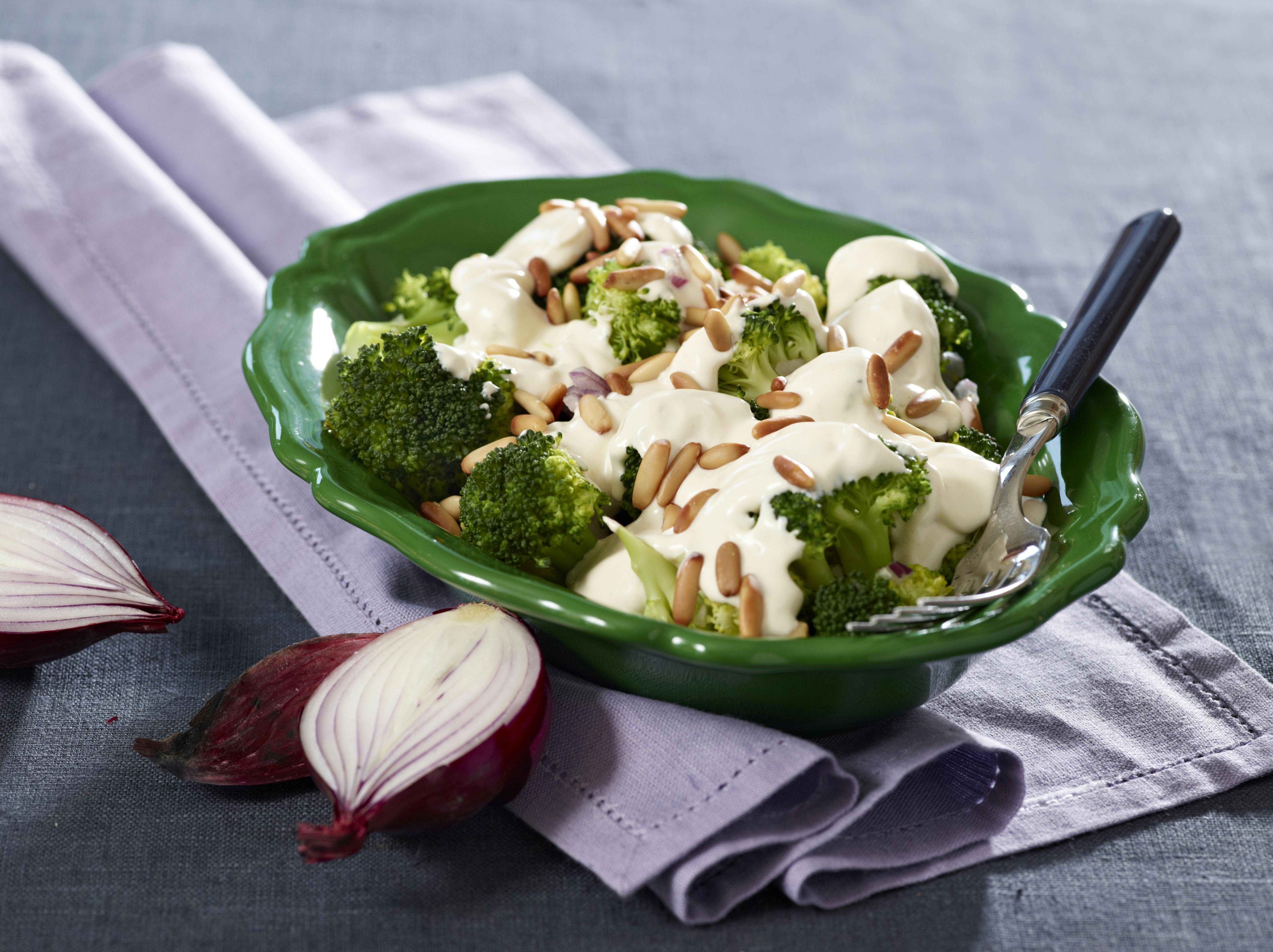 Broccolisalat med sursød dressing på Miracle Whip