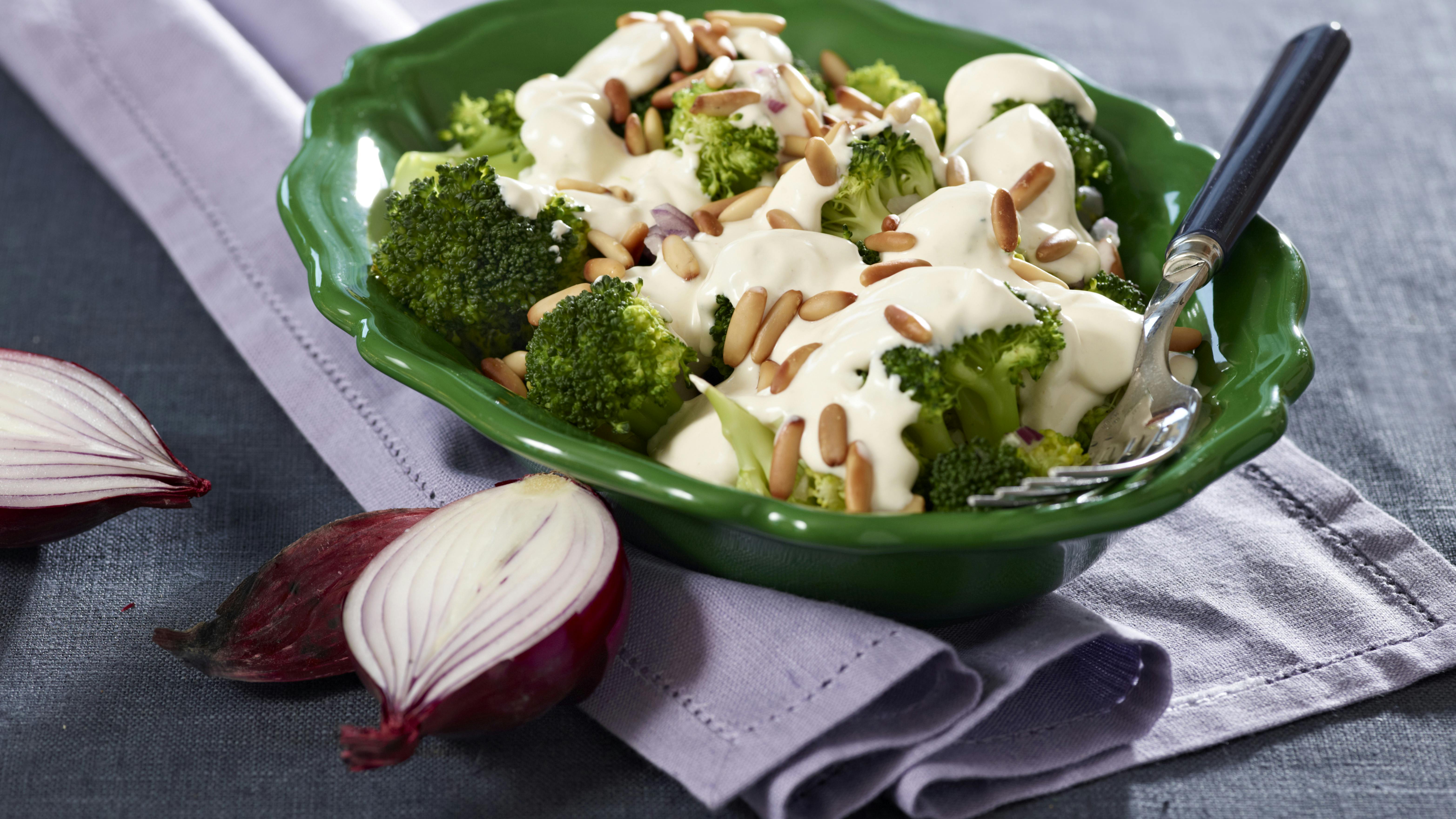 Broccolisalat med sursød dressing på Miracle Whip