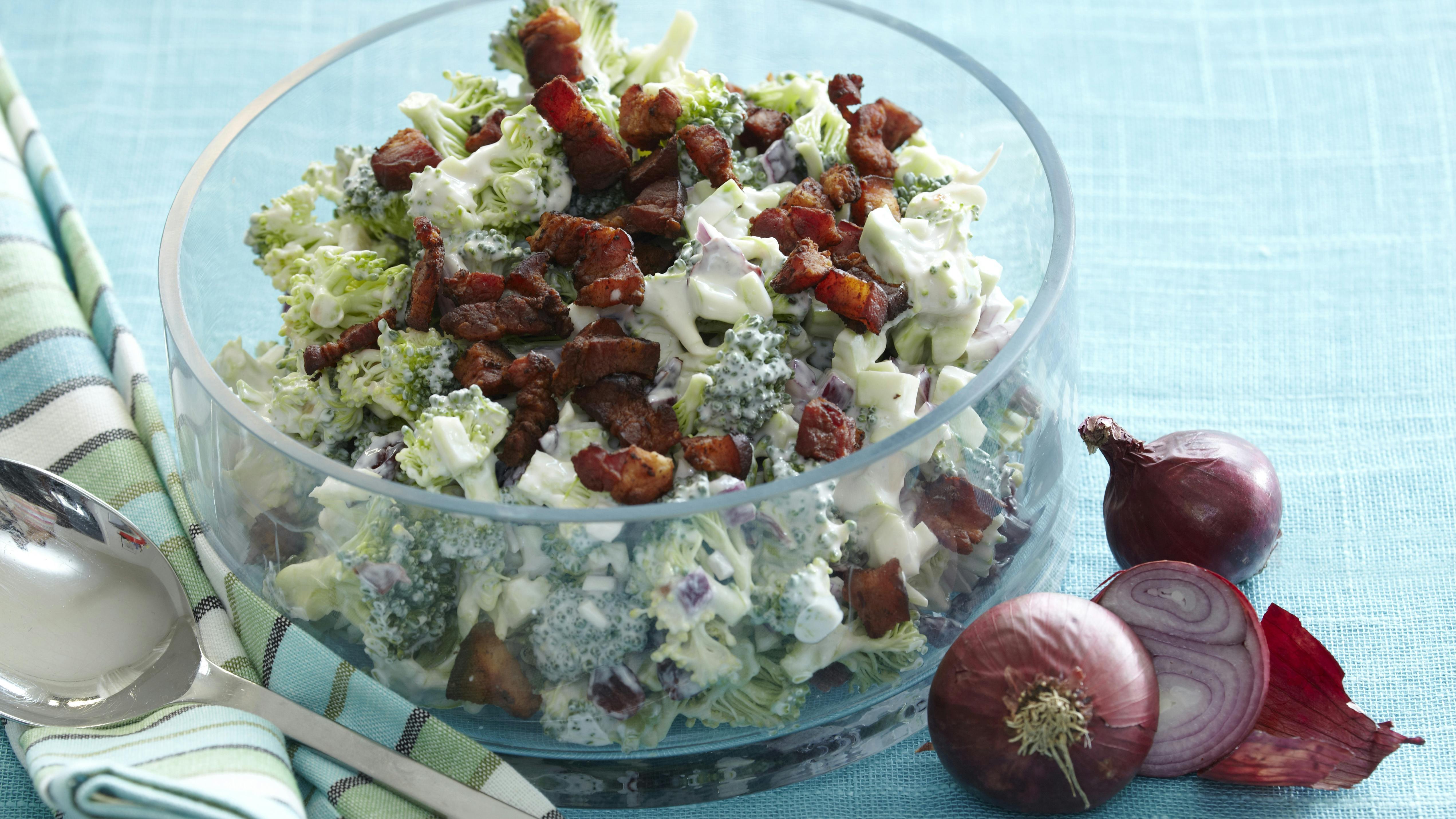 Rå broccolisalat med bacon og tranebær