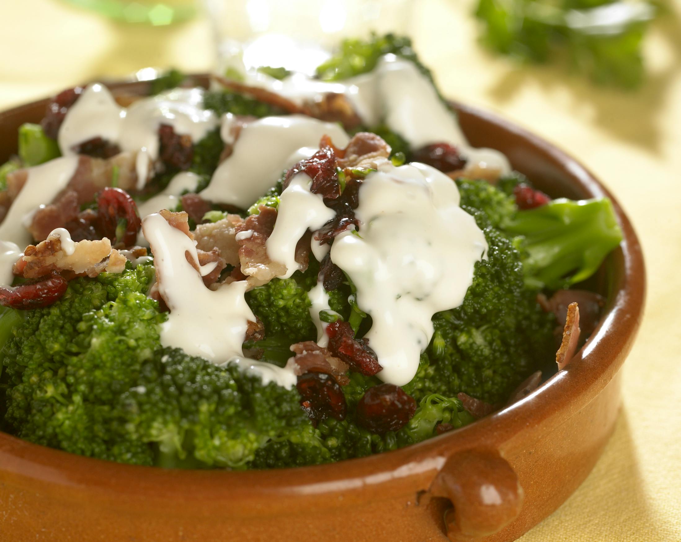Broccolisalat med bacon og cremet dressing
