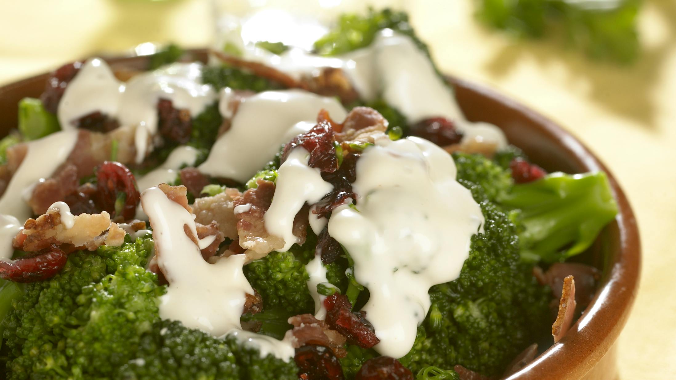 Broccolisalat med bacon og cremet dressing